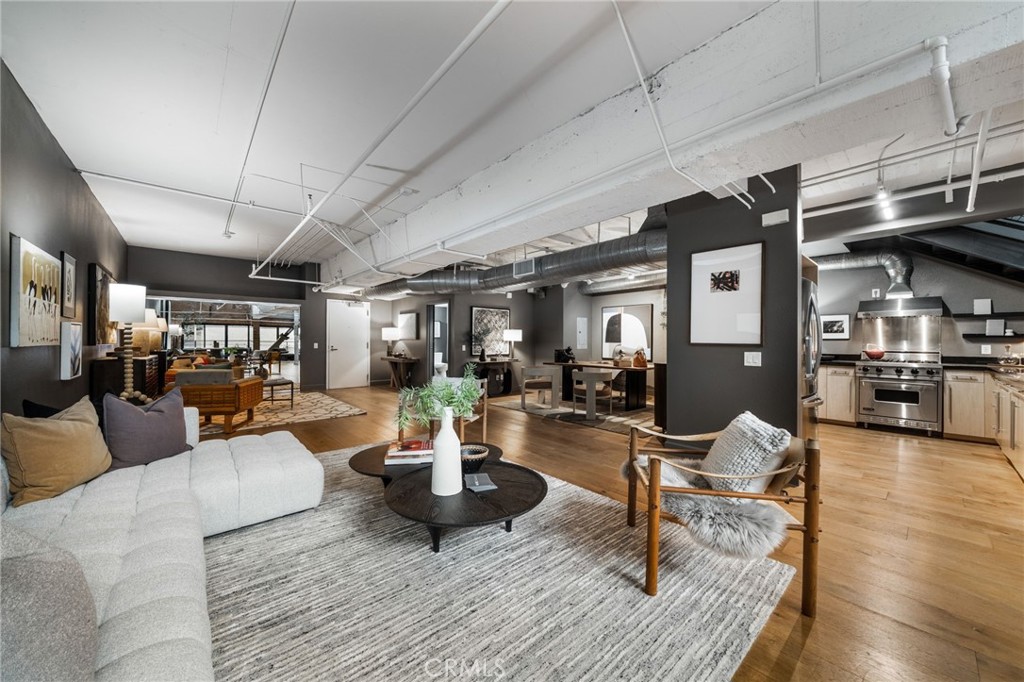 835 Locust Avenue 211