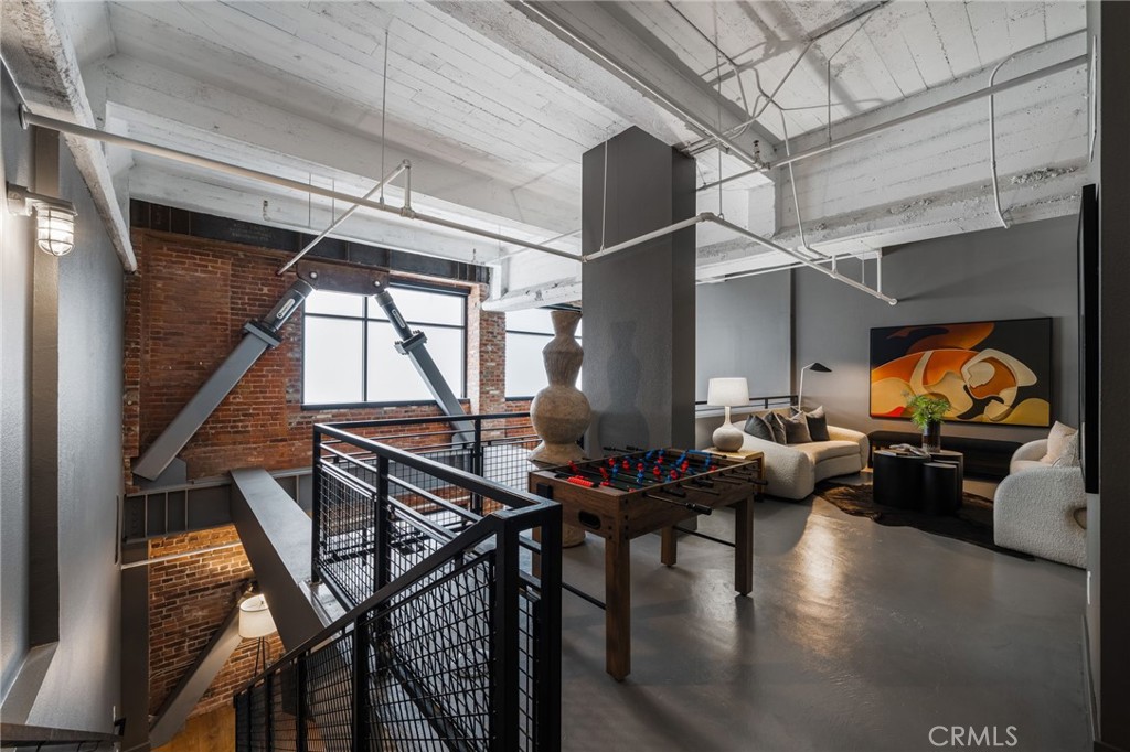 835 Locust Avenue 211