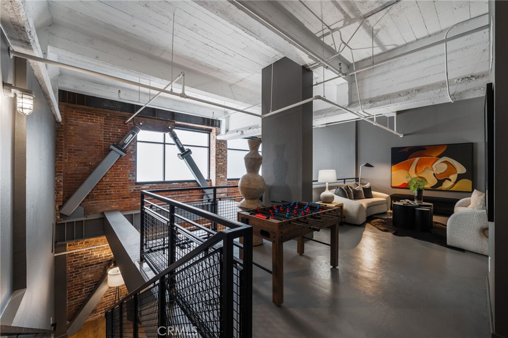 835 Locust Avenue 211