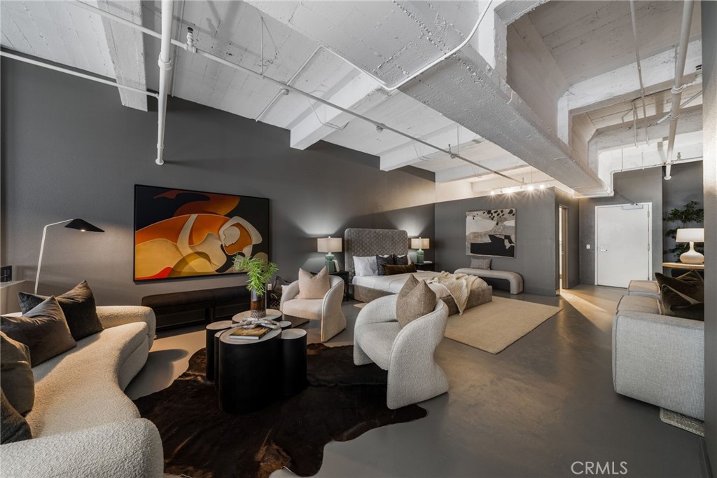 835 Locust Avenue 211