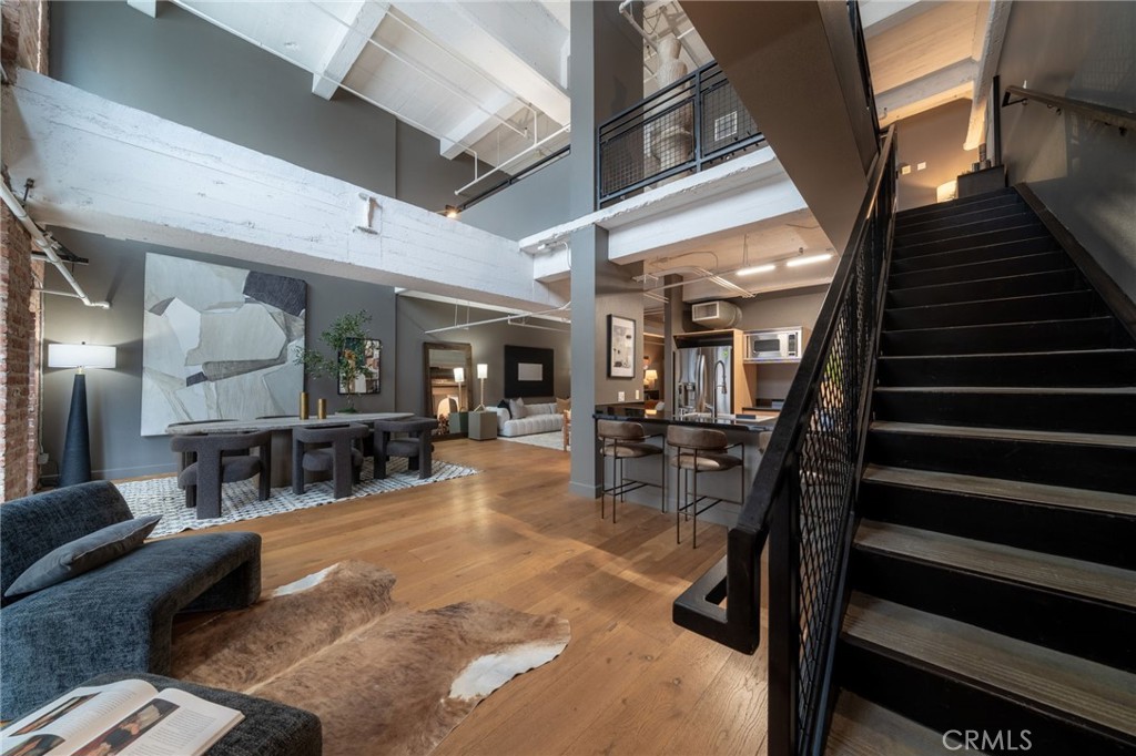 835 Locust Avenue 211