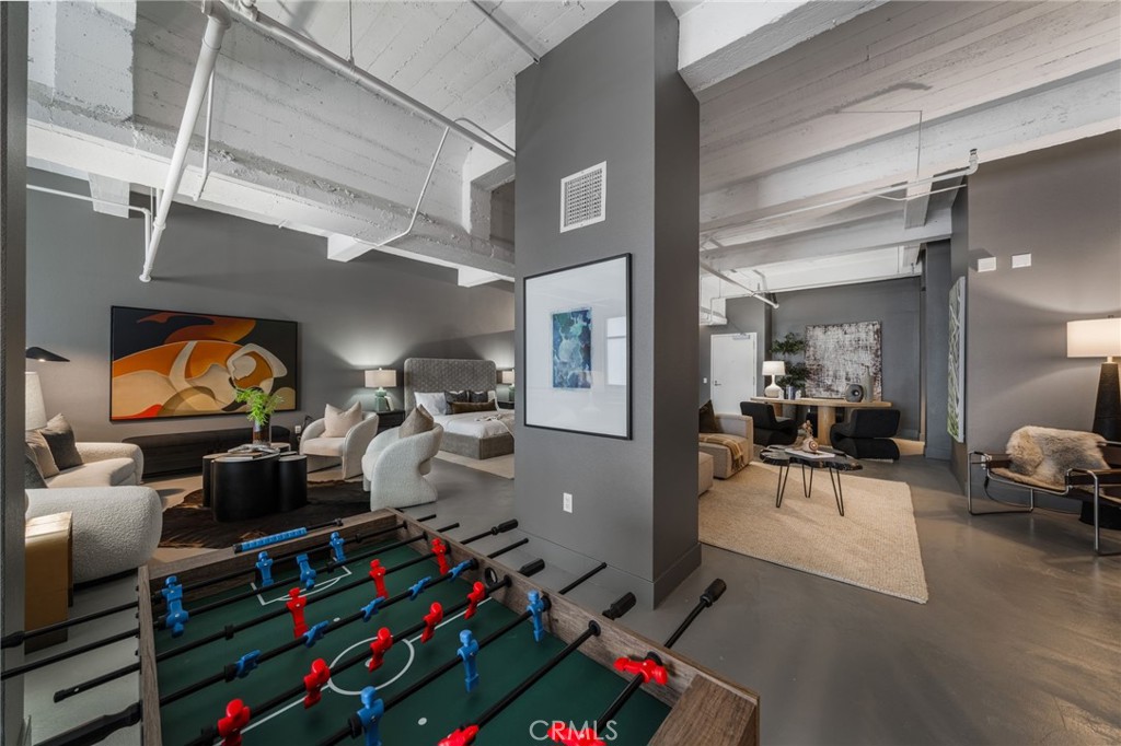 835 Locust Avenue 211