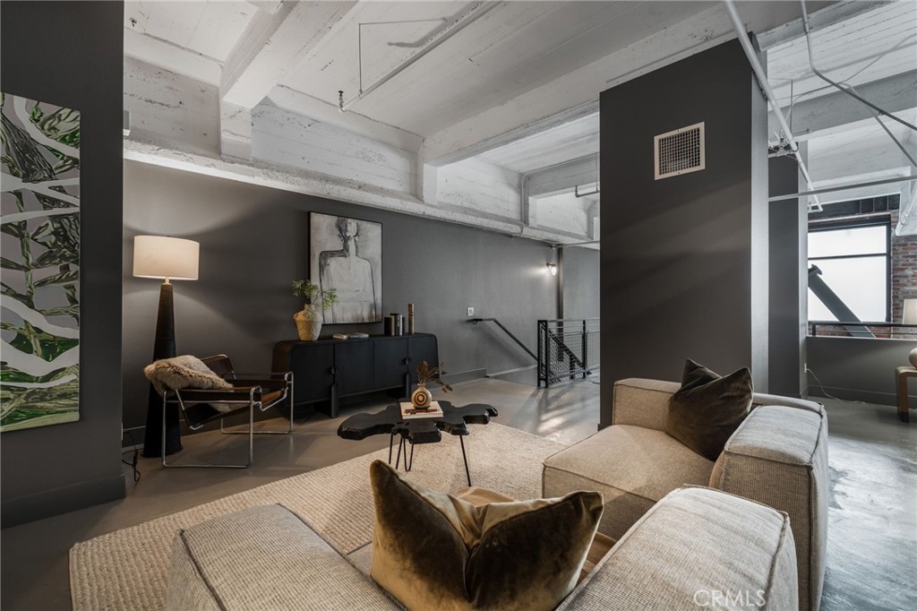 835 Locust Avenue 211