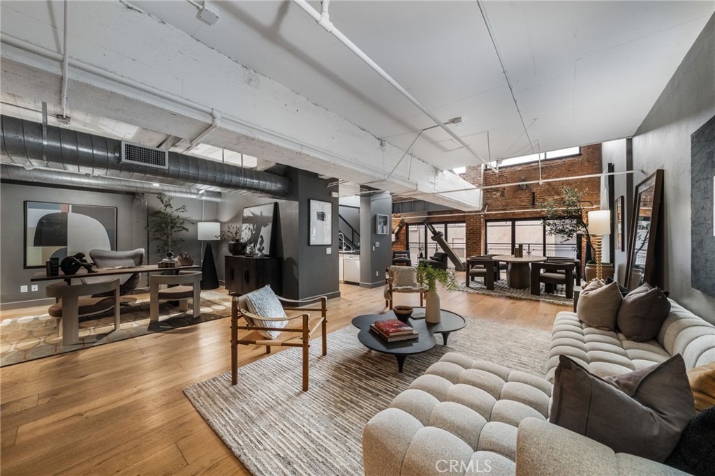 835 Locust Avenue 211