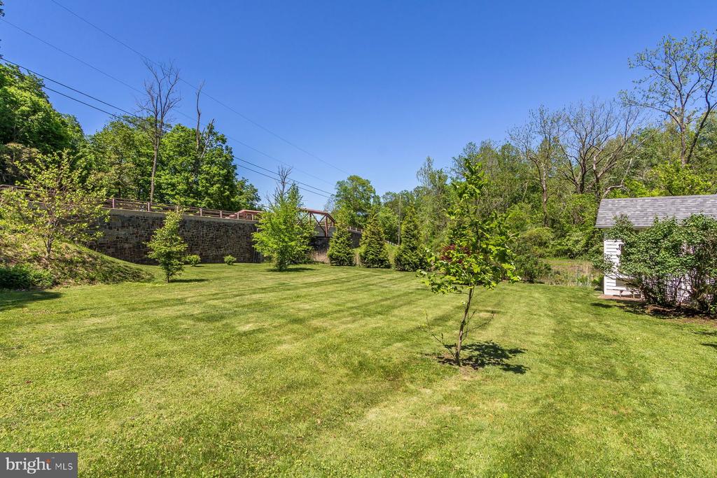 188 Old Canal Ln