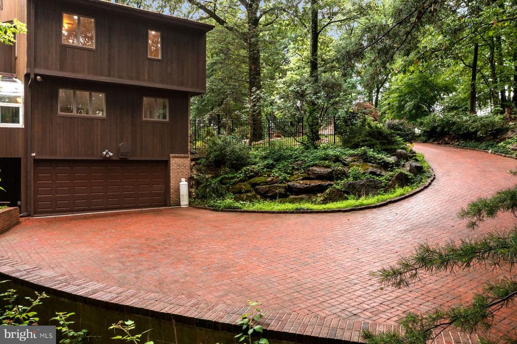 3385 WOODBRIDGE CIRCLE