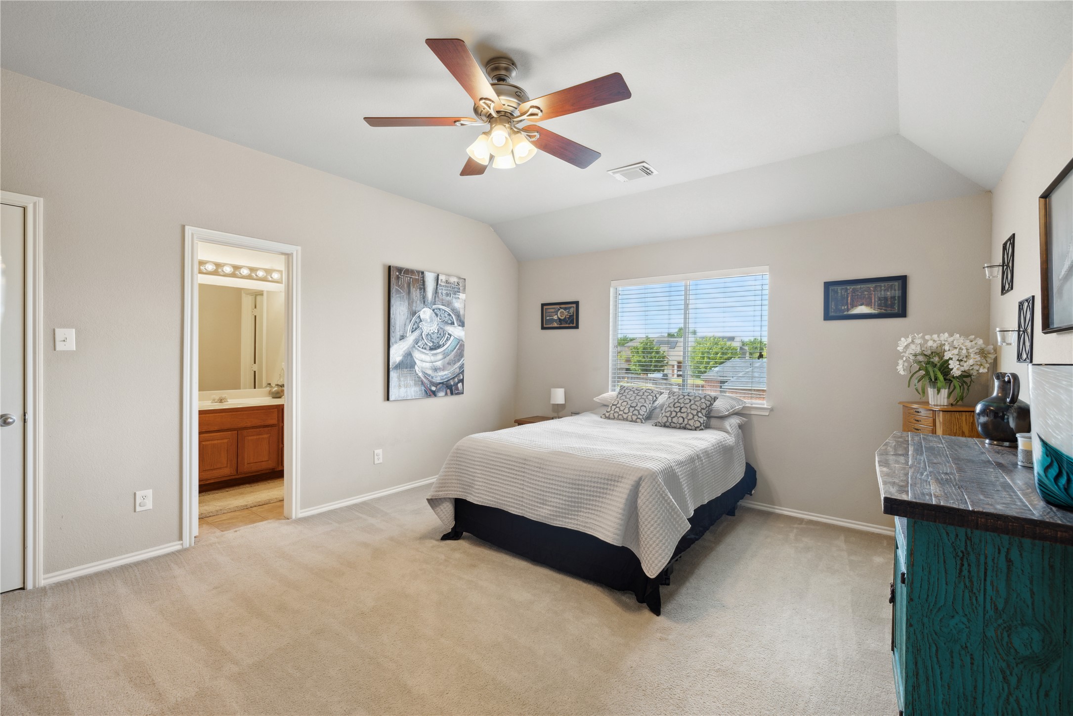 940 Sequoia Way