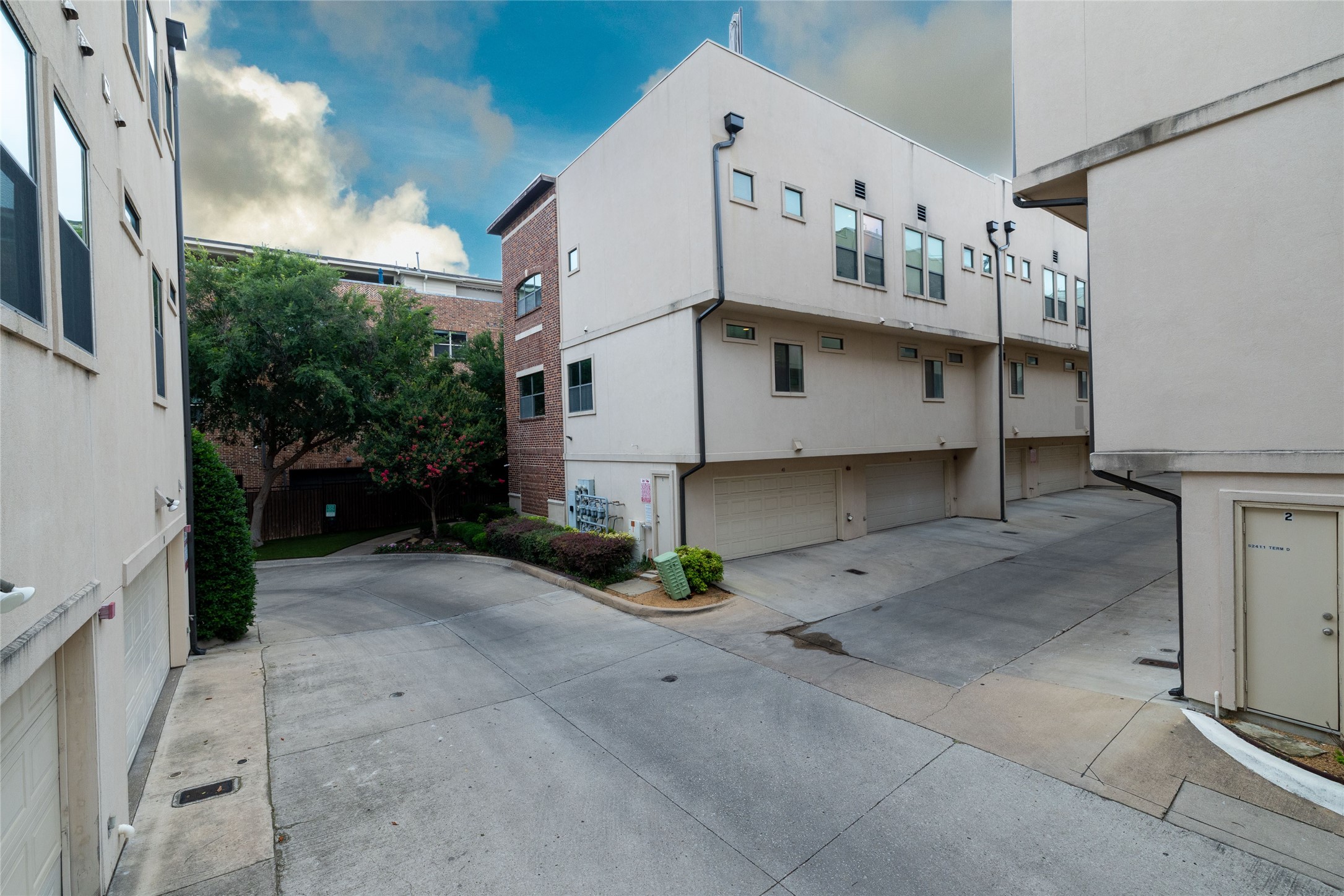 2411 N Hall Street 40