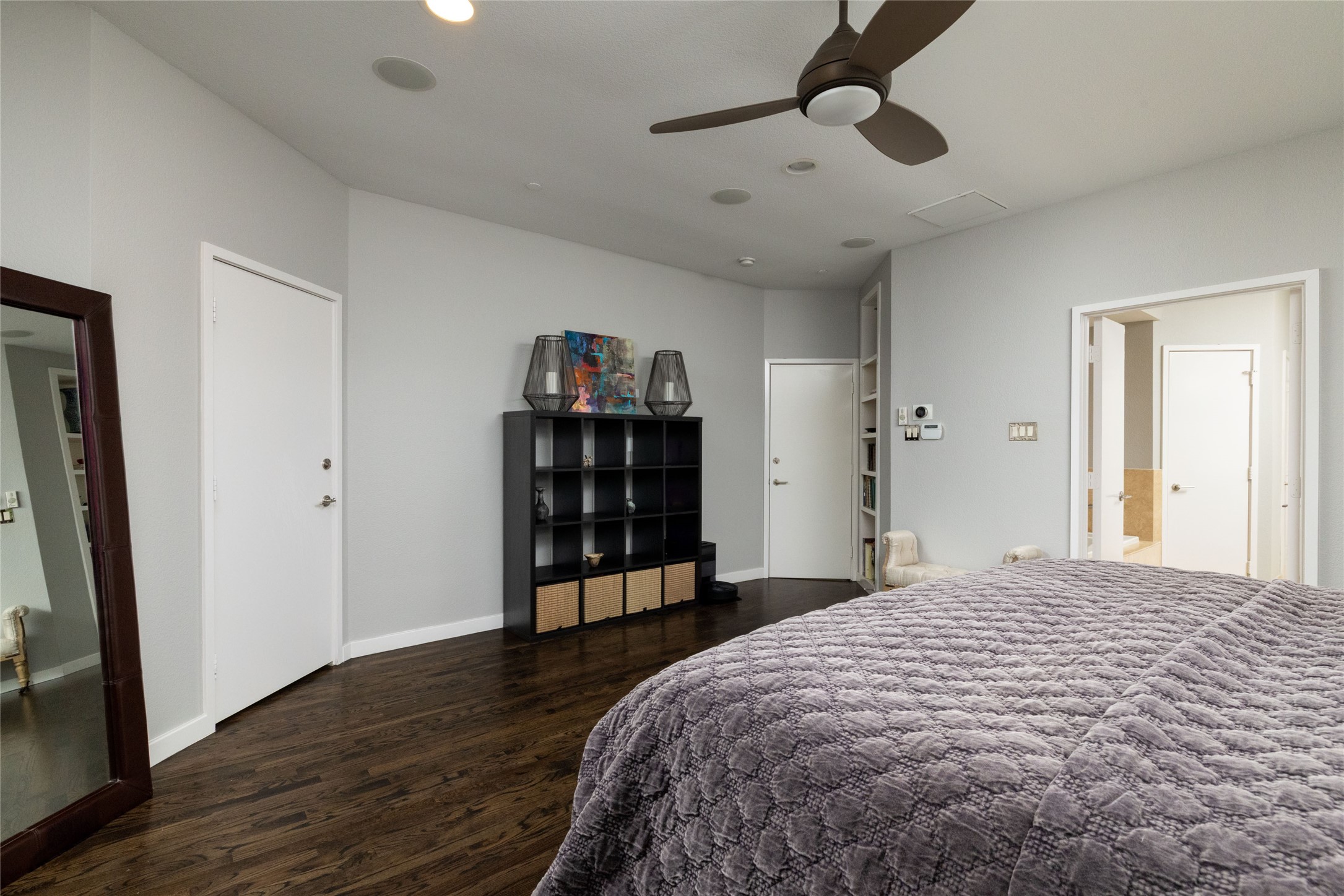 2411 N Hall Street 40