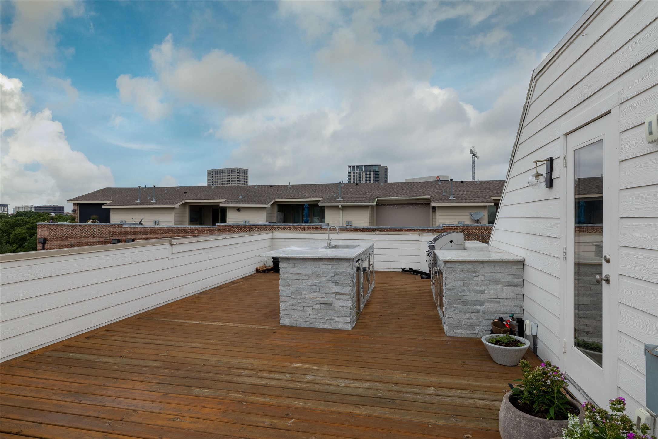 2411 N Hall Street 40