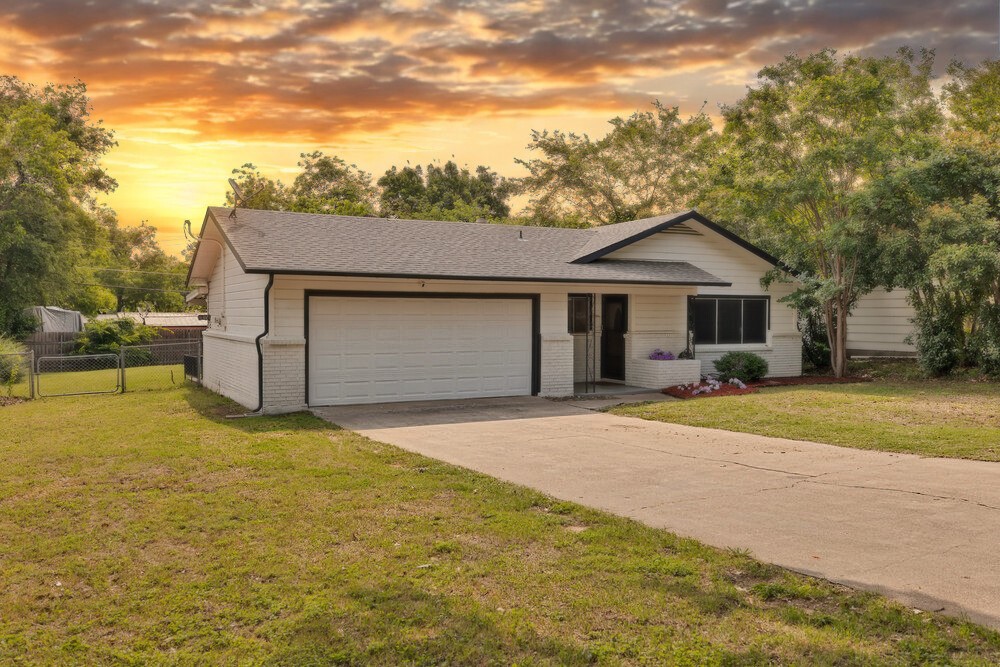 2409 Janice LN