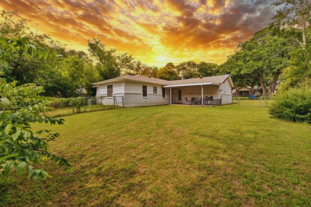2409 Janice LN