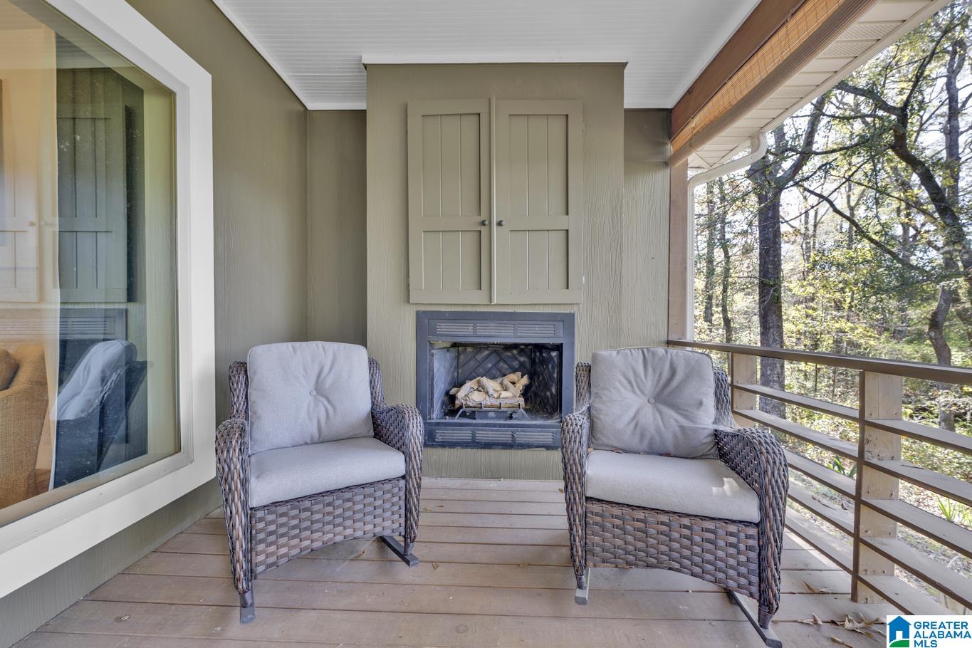 2153 CREEKSIDE LANE