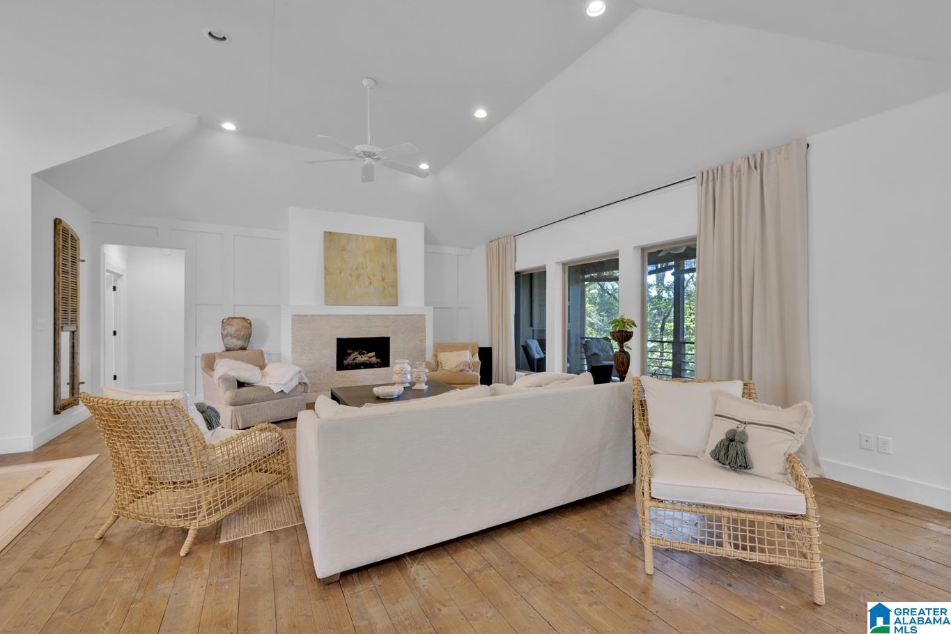 2153 CREEKSIDE LANE