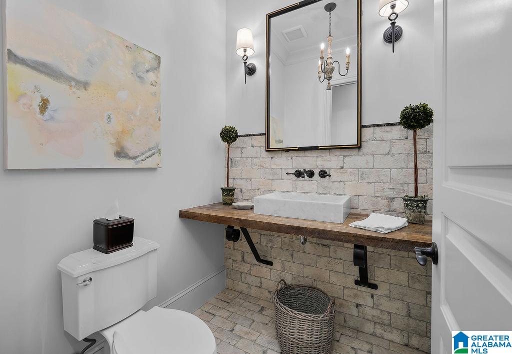 2406 OAK RIDGE DRIVE