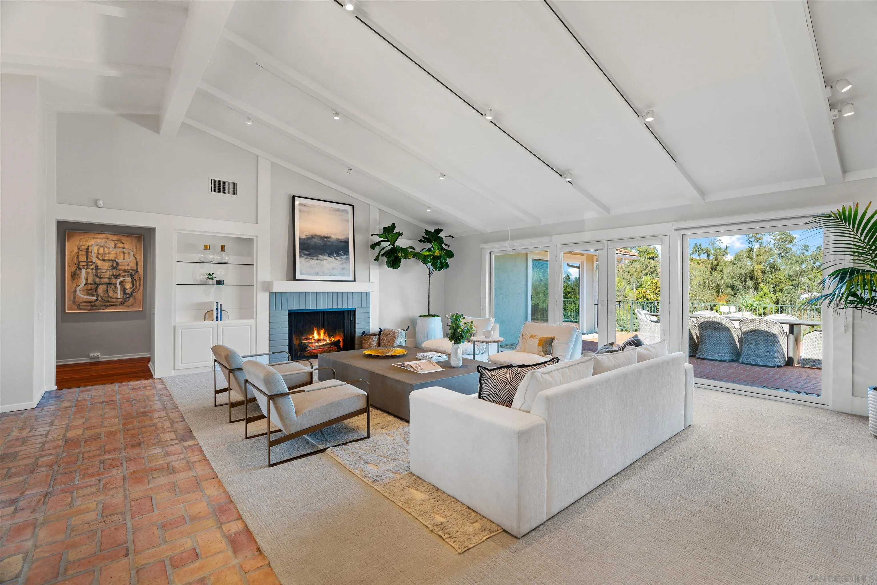 16032 Puerta Del Sol