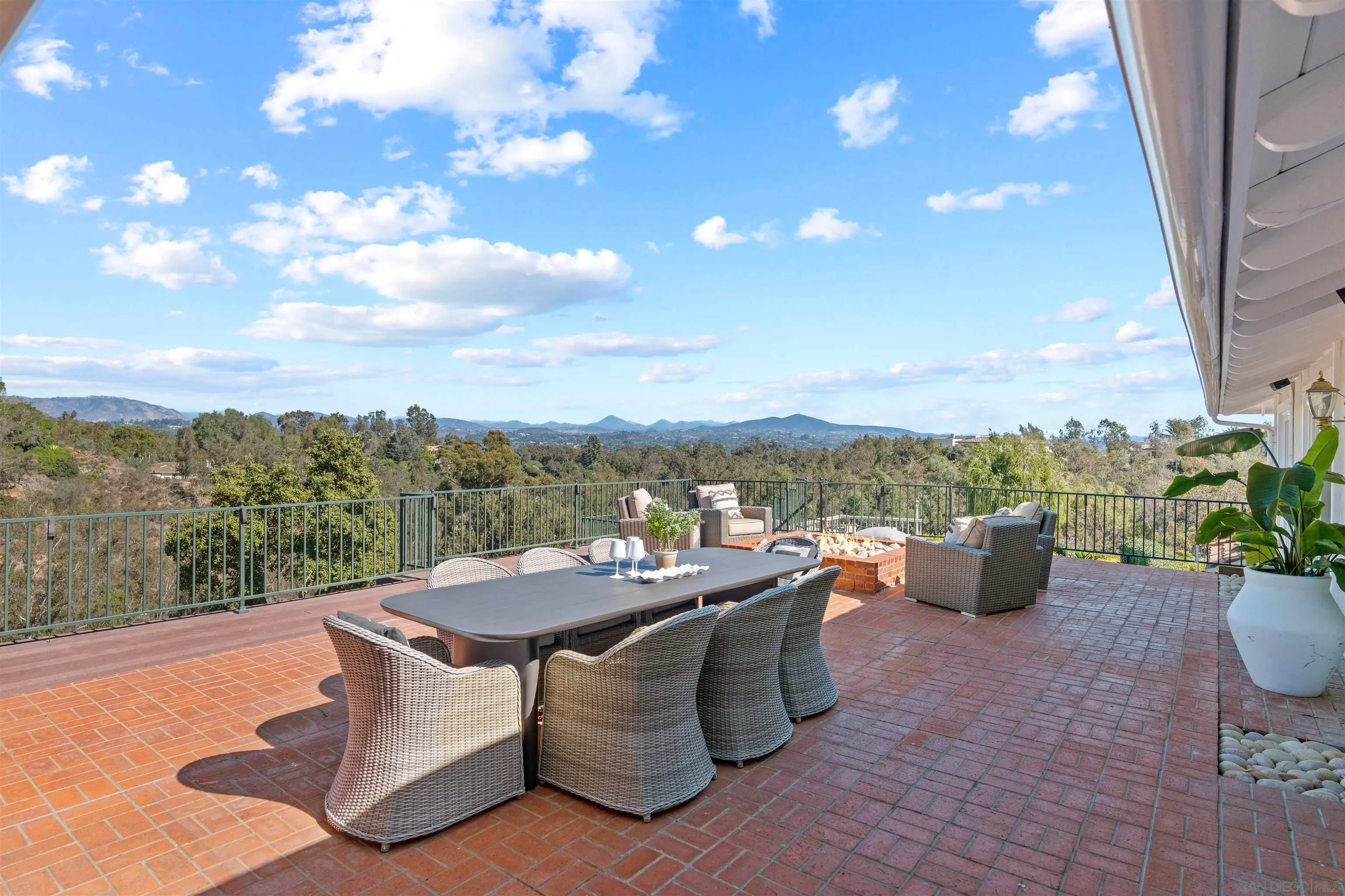 16032 Puerta Del Sol