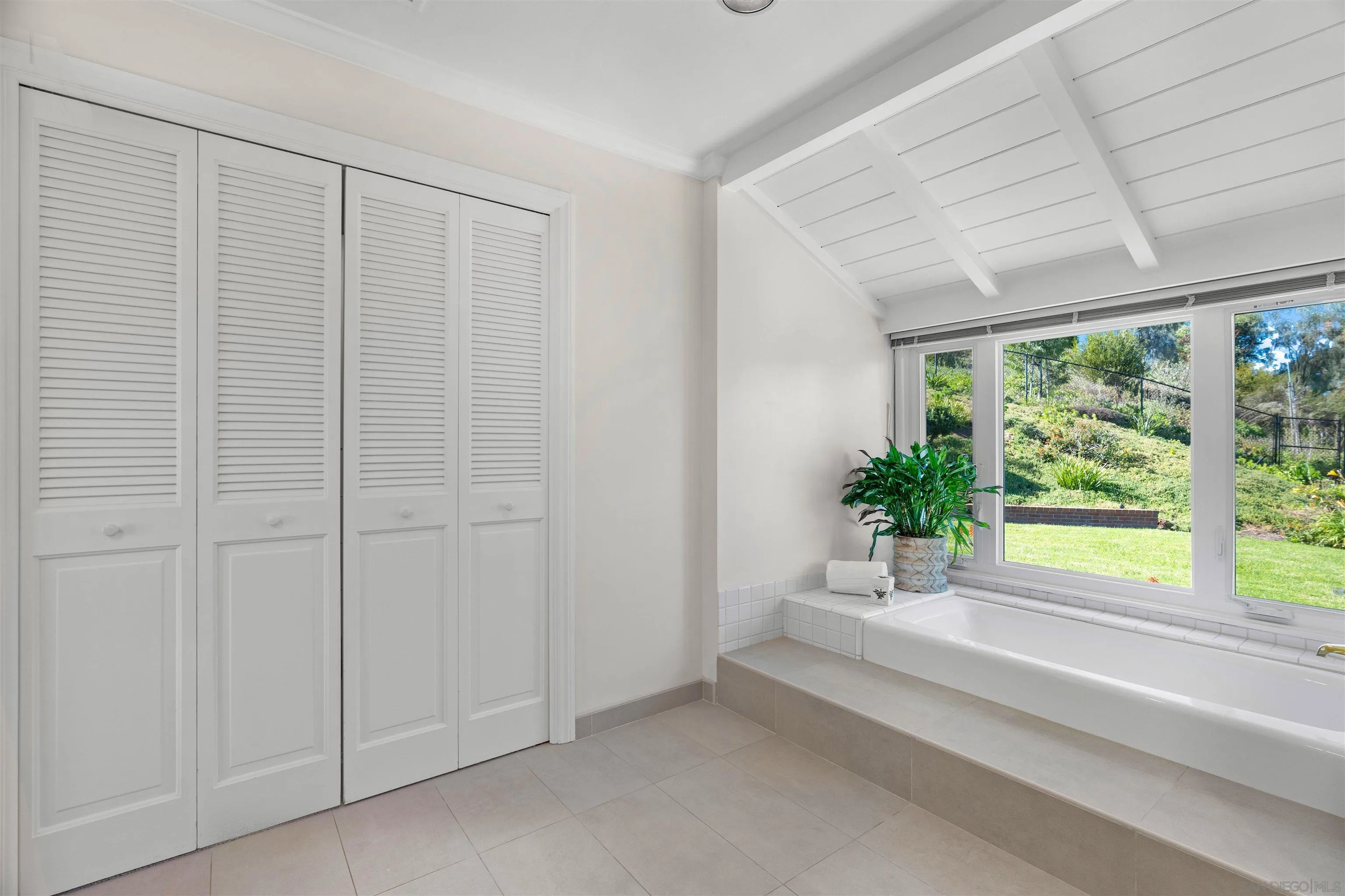 16032 Puerta Del Sol