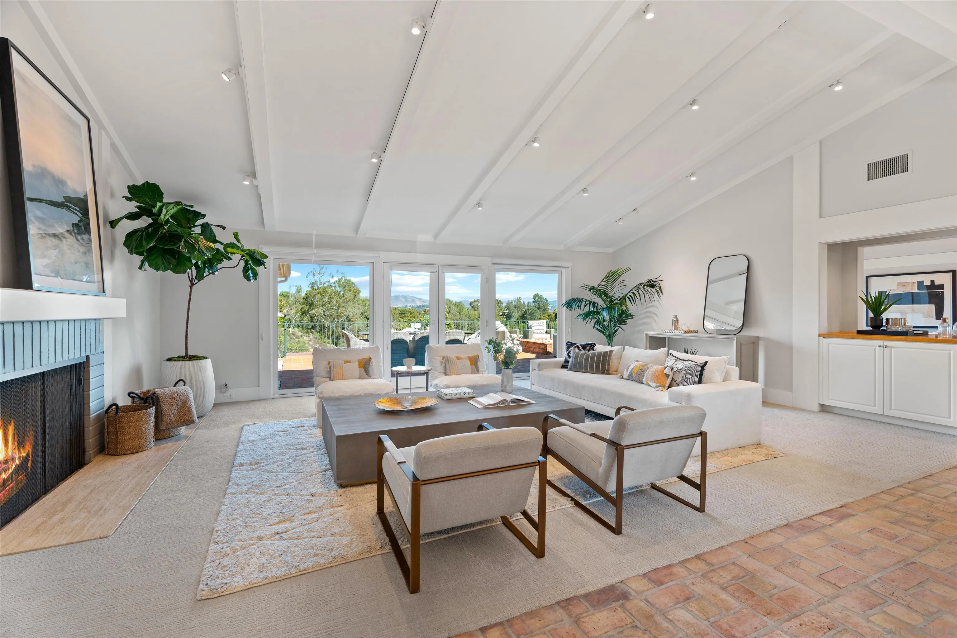 16032 Puerta Del Sol