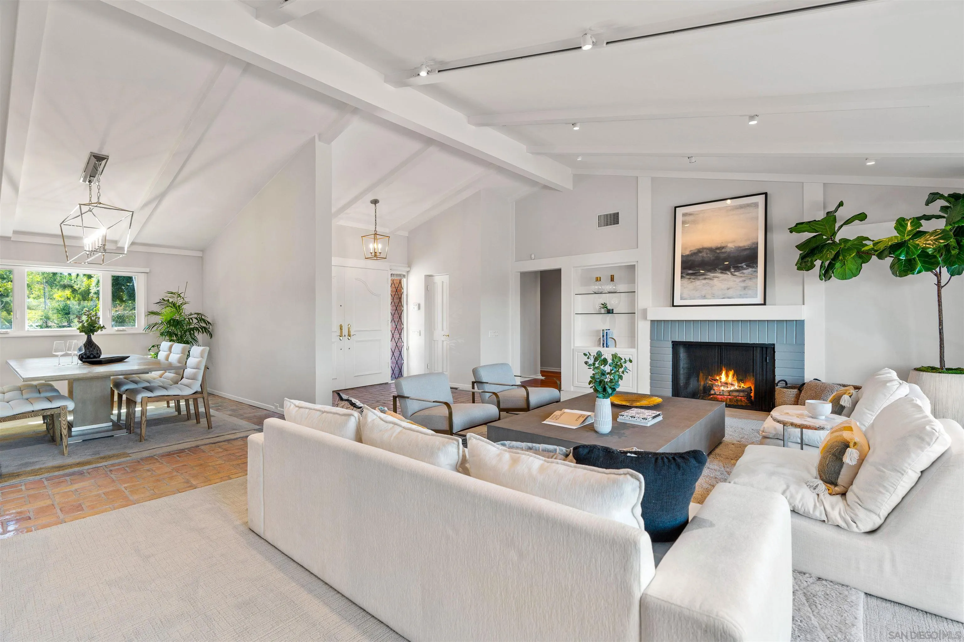 16032 Puerta Del Sol