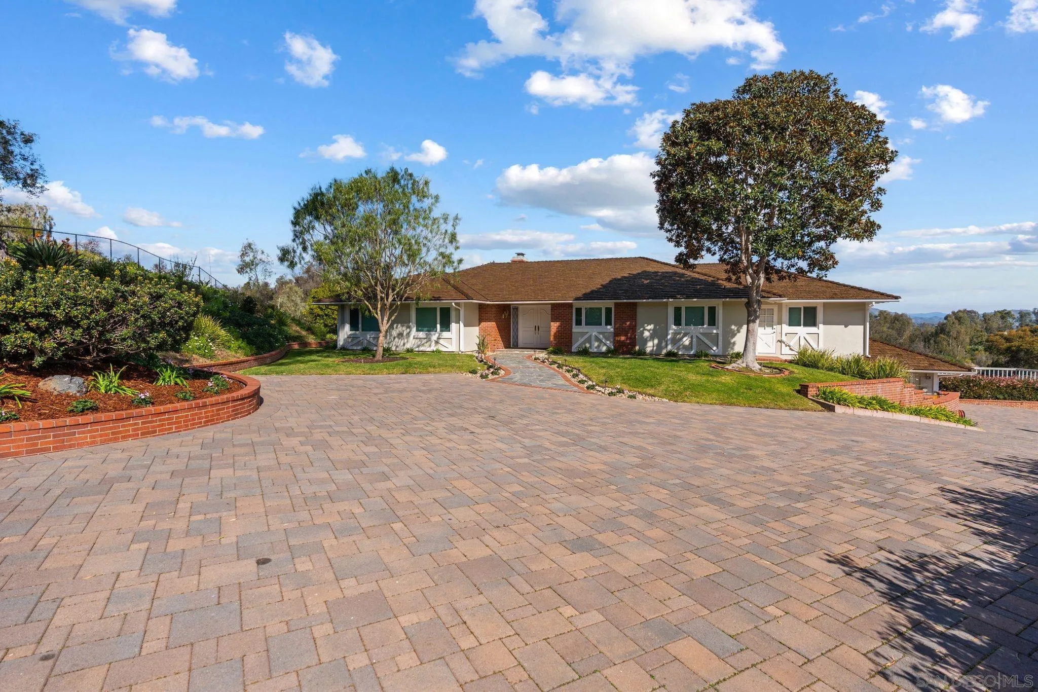 16032 Puerta Del Sol