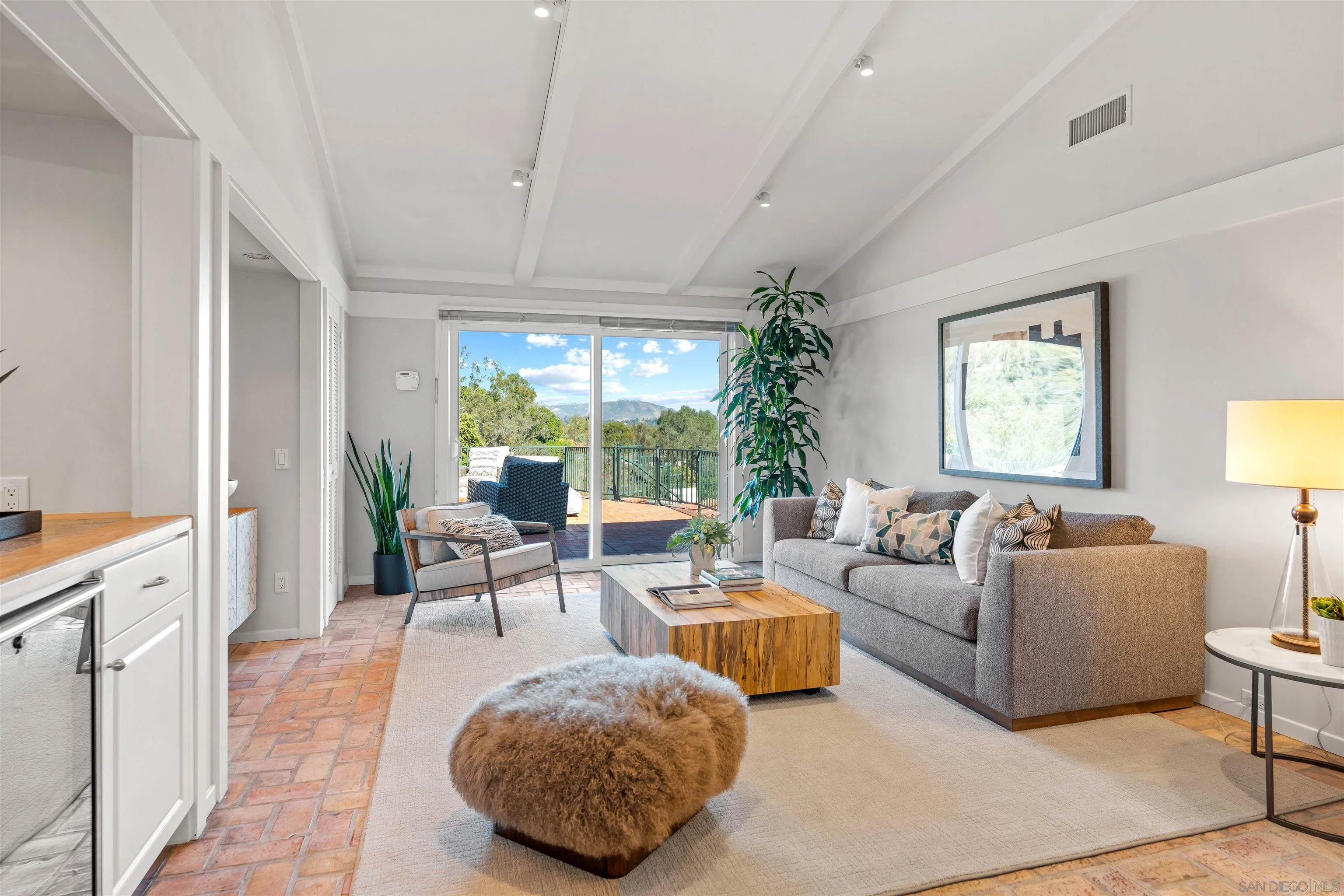 16032 Puerta Del Sol