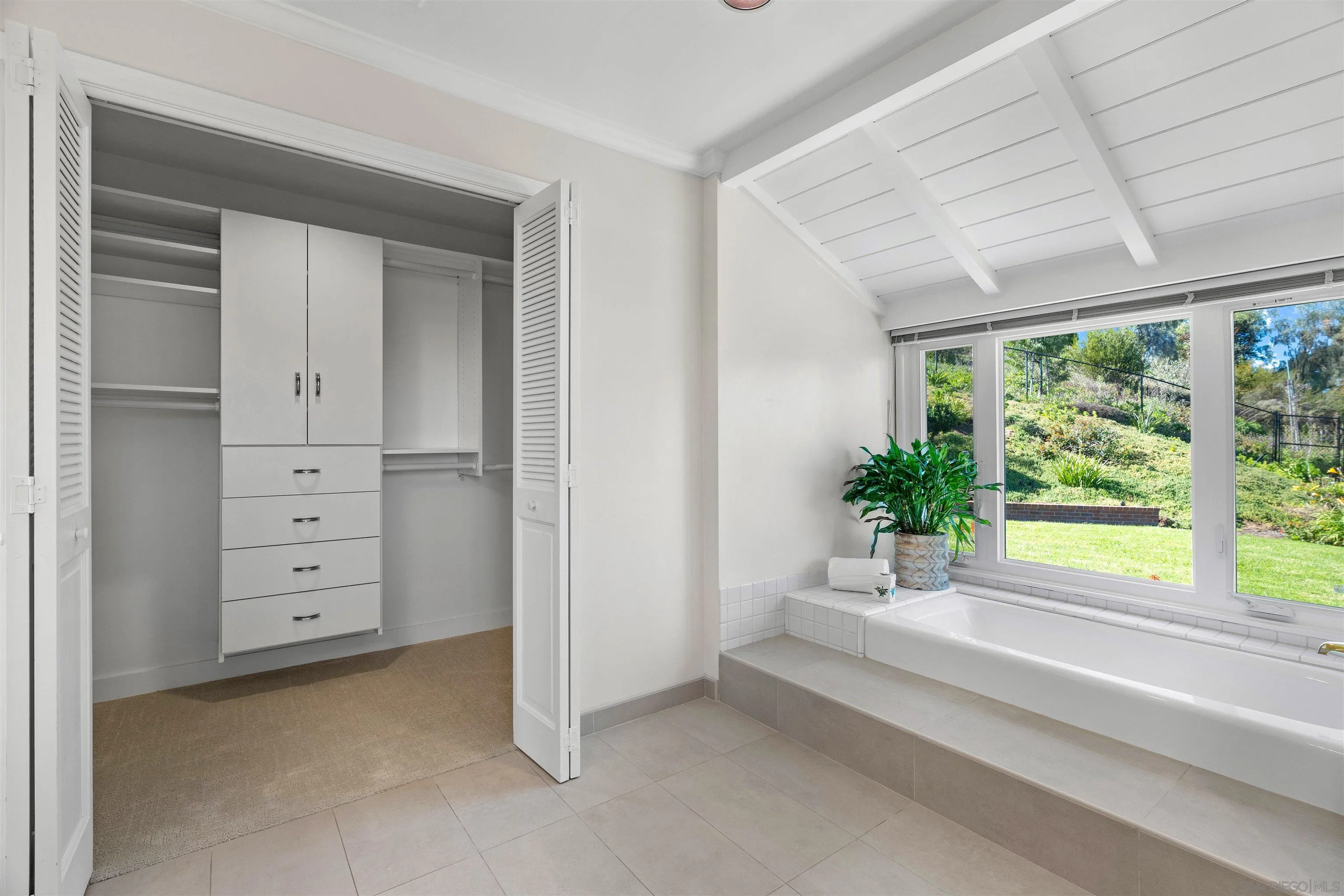 16032 Puerta Del Sol