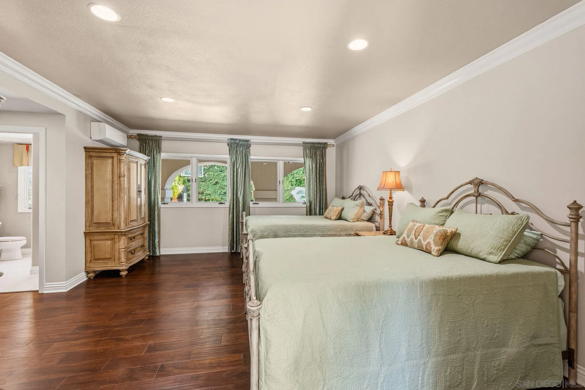 5860 Calle Camposeco