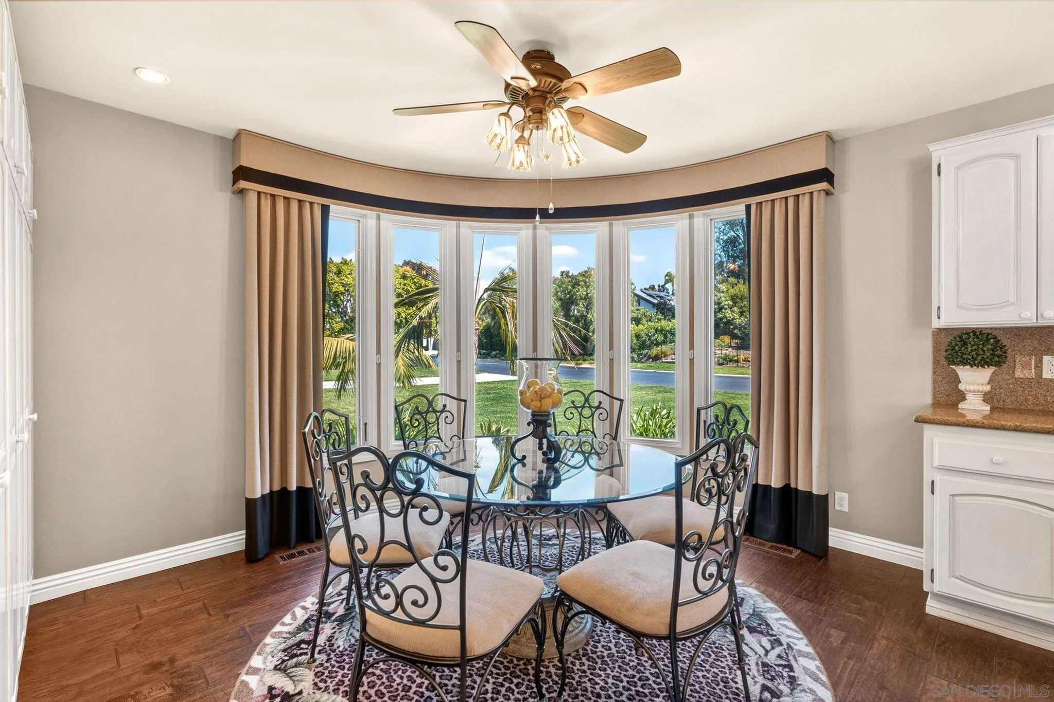 5860 Calle Camposeco