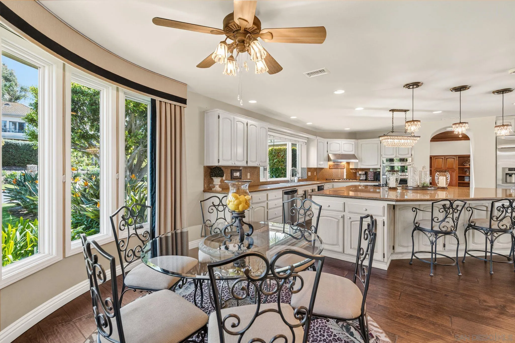 5860 Calle Camposeco