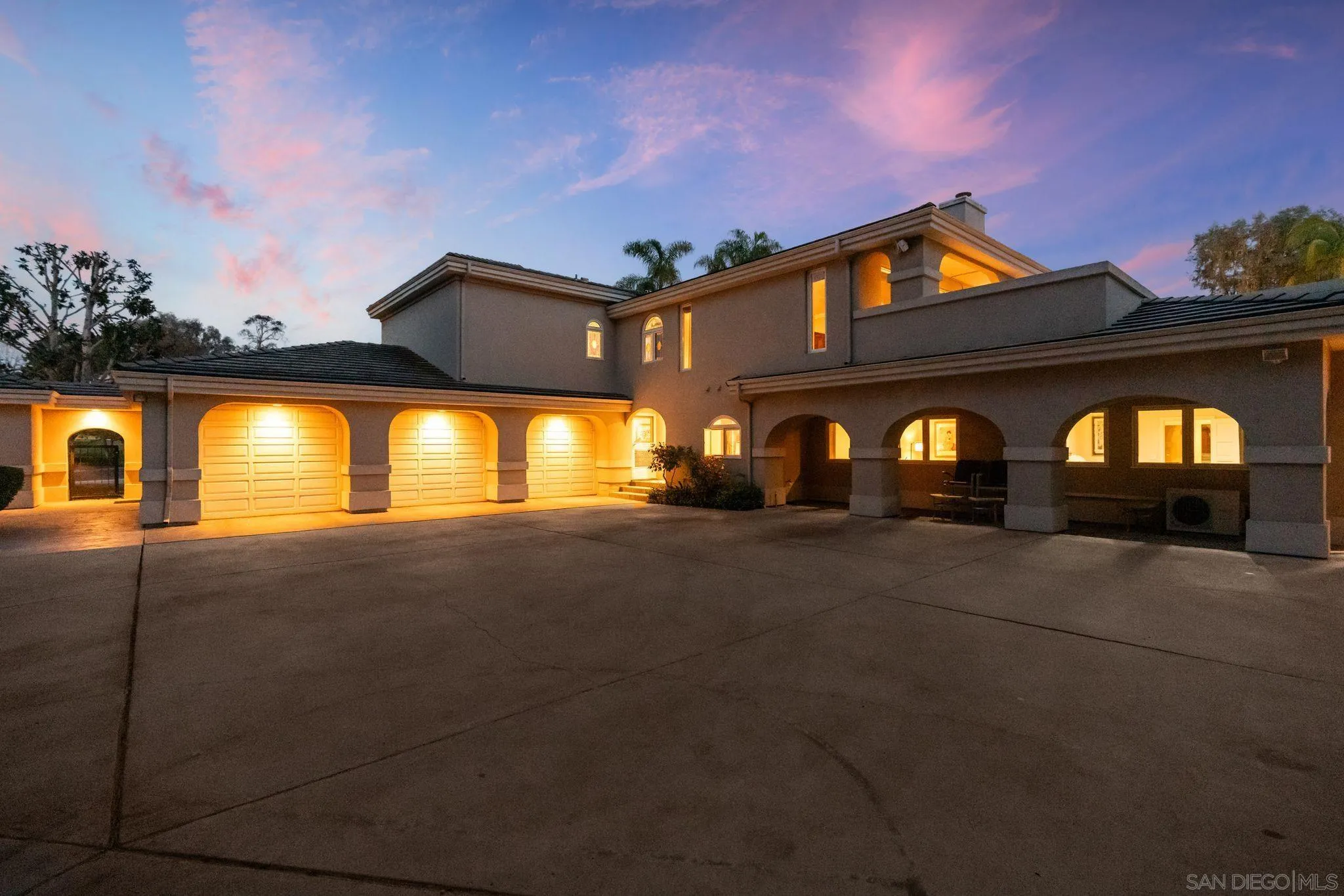 5860 Calle Camposeco