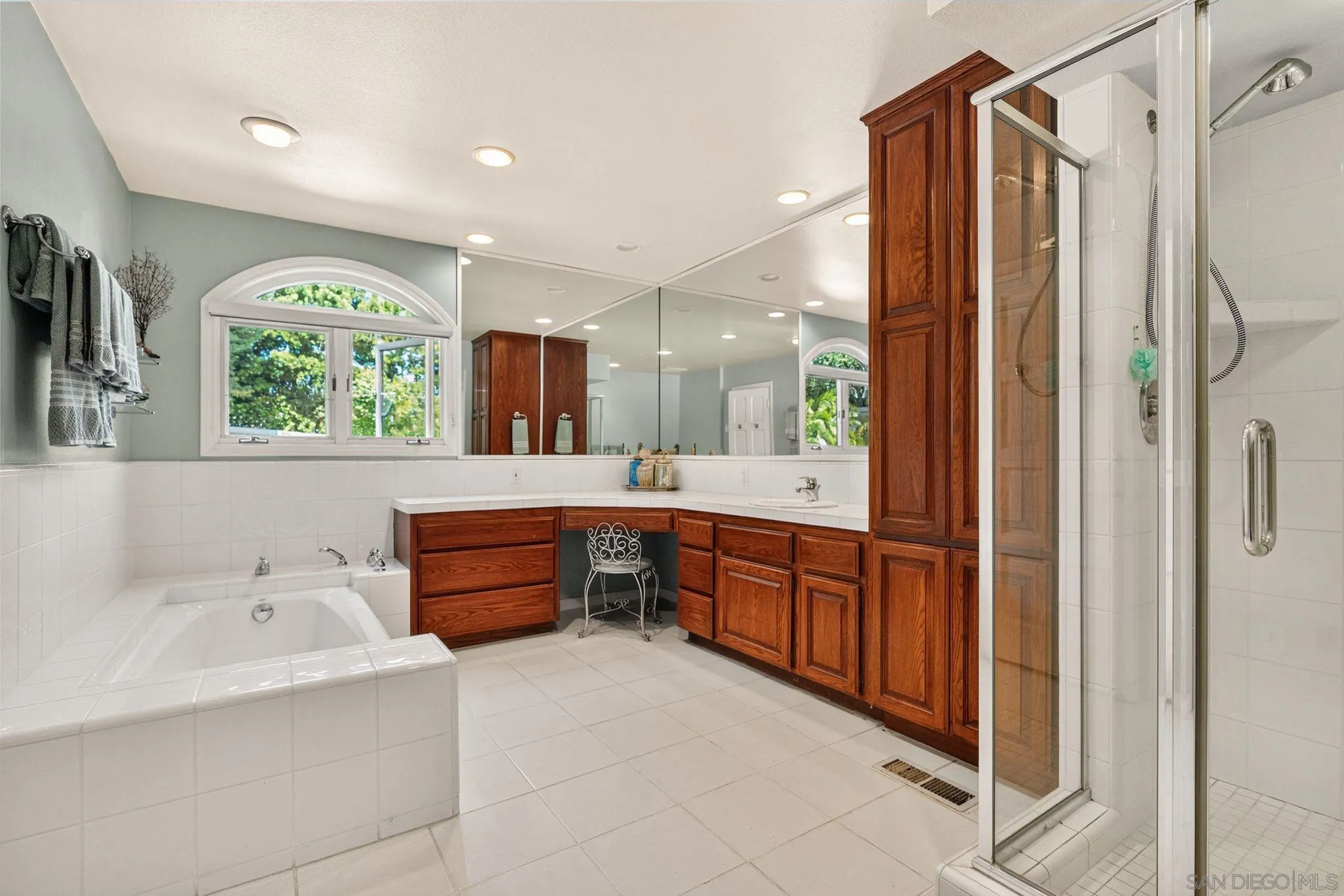 5860 Calle Camposeco