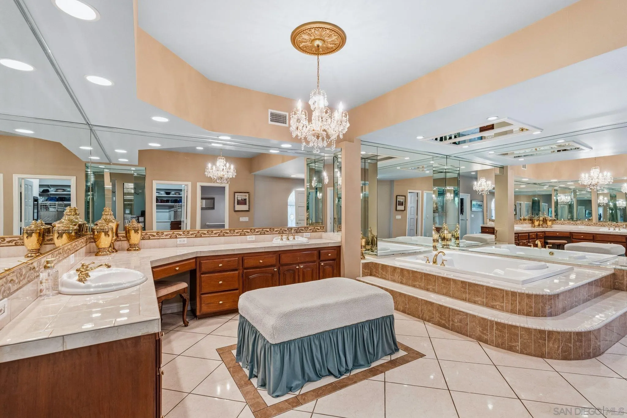 5860 Calle Camposeco