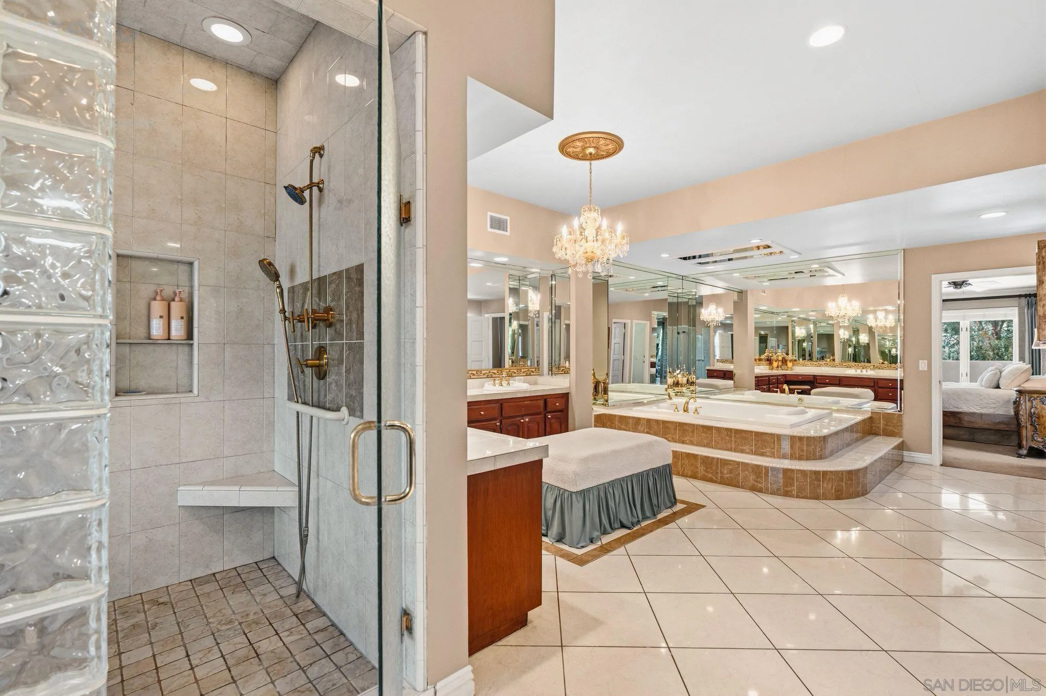 5860 Calle Camposeco