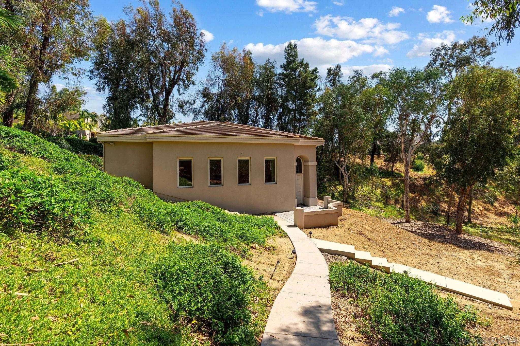 5860 Calle Camposeco