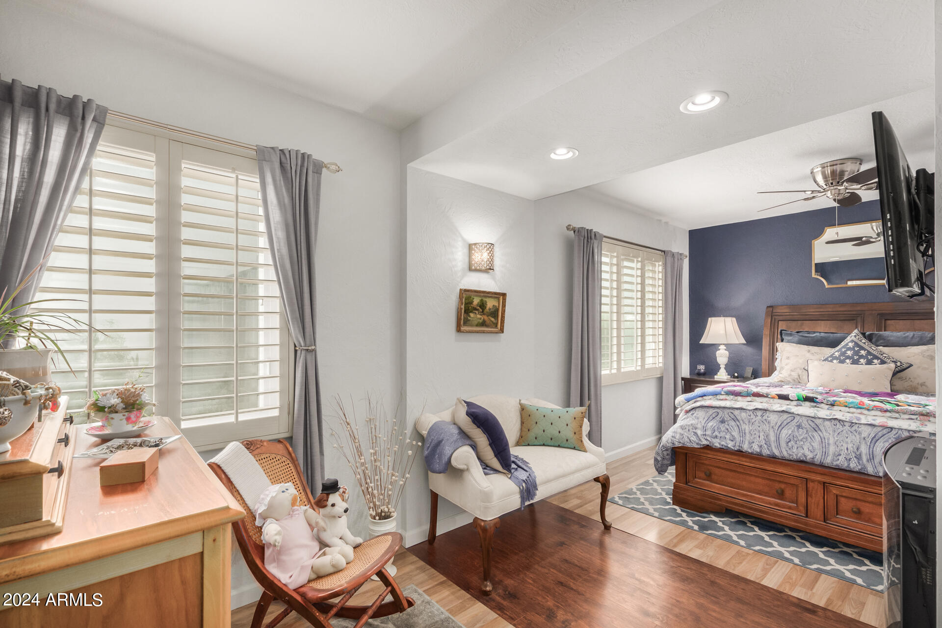 1913 E TURNEY Avenue