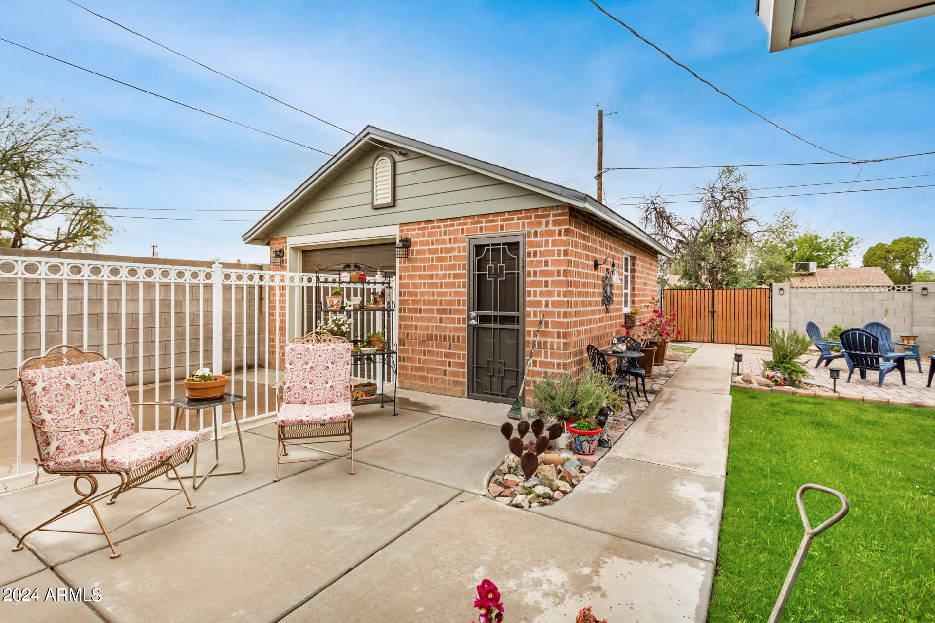 1913 E TURNEY Avenue