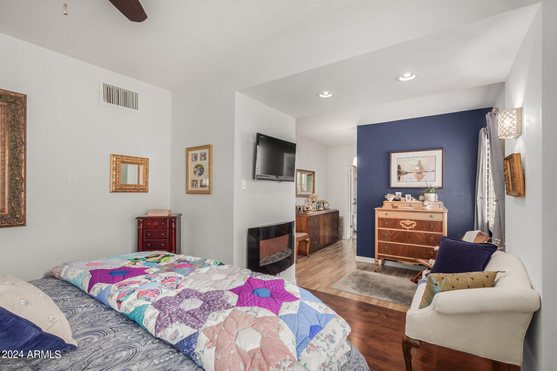 1913 E TURNEY Avenue