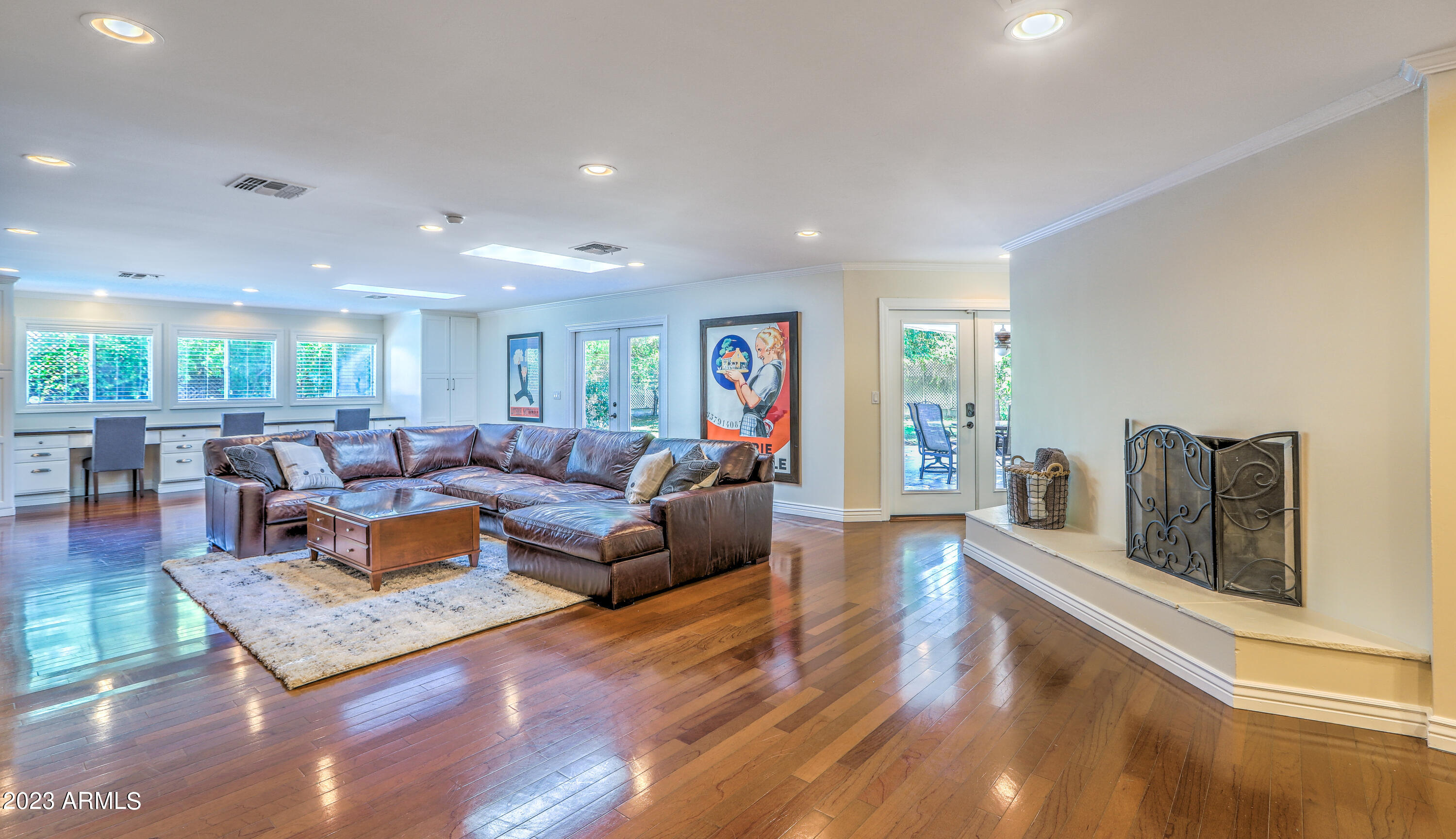 201 W LINGER Lane