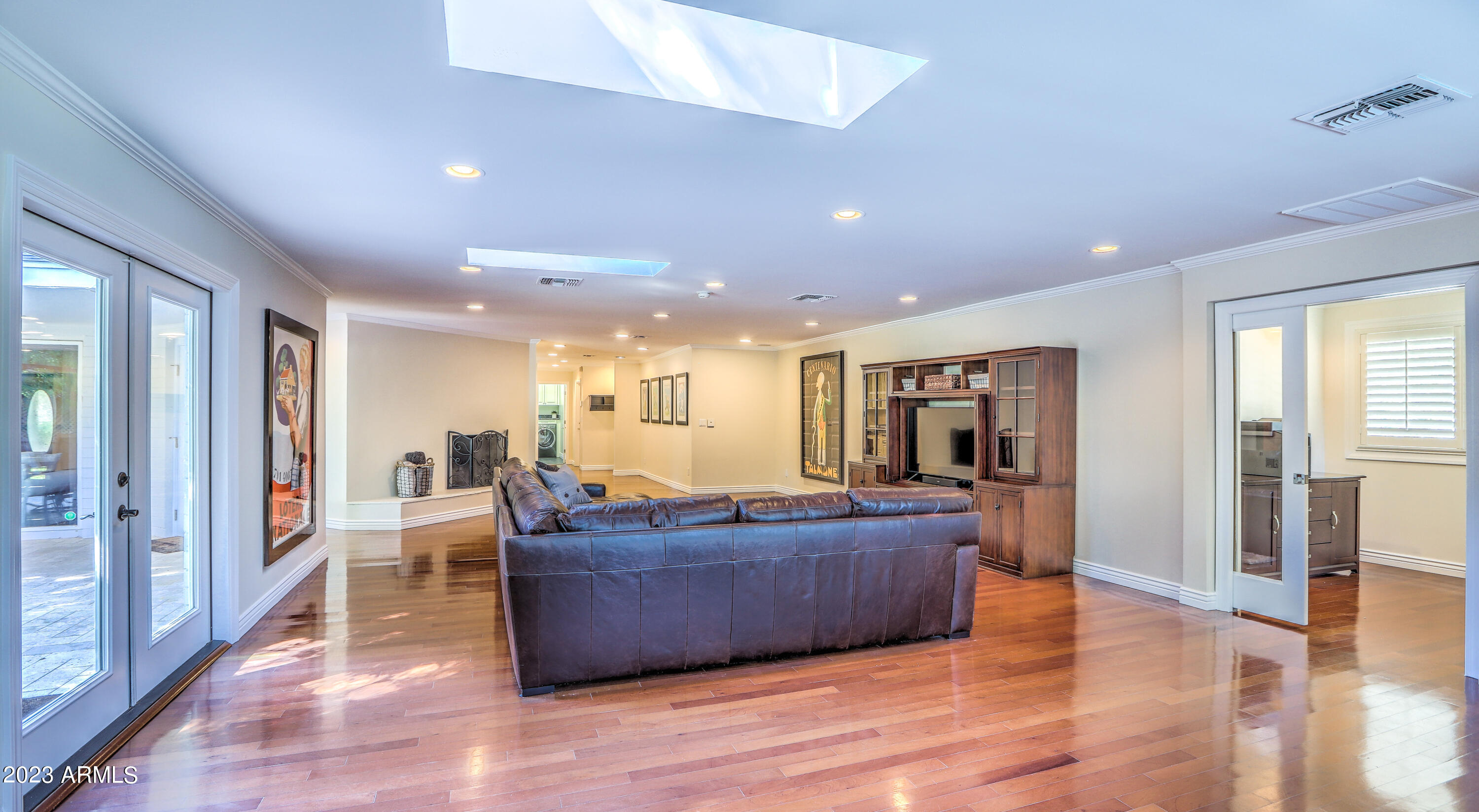 201 W LINGER Lane