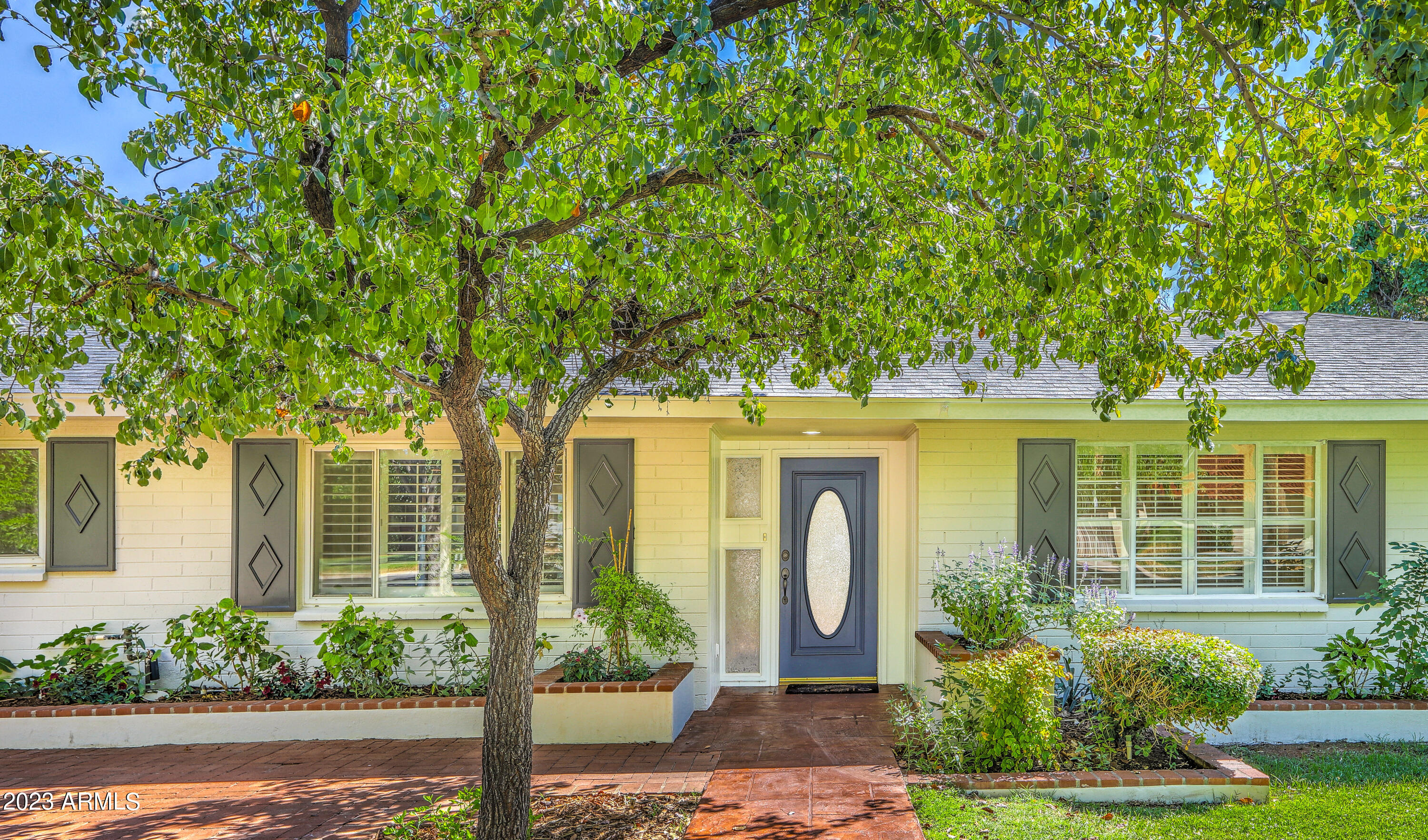 201 W LINGER Lane