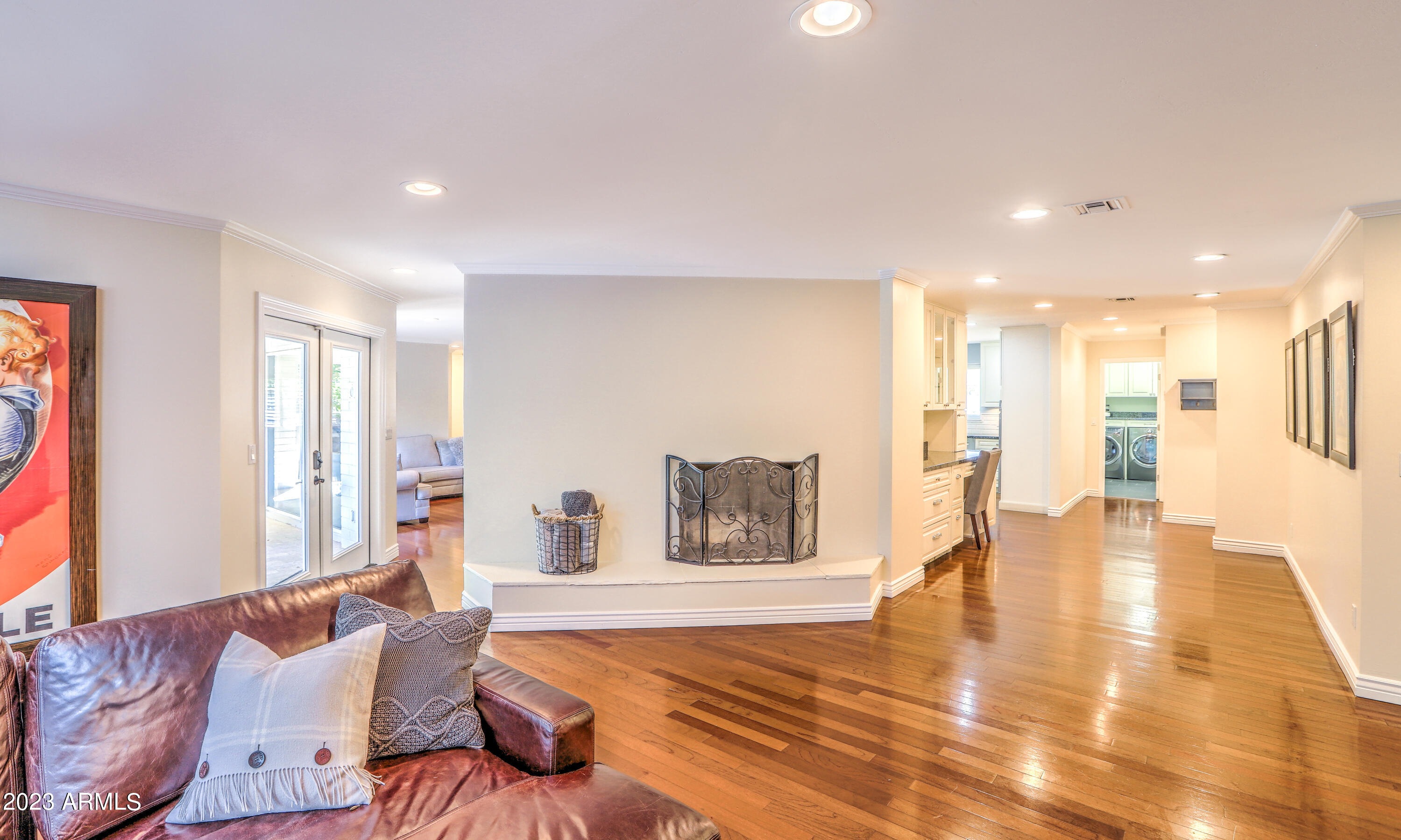 201 W LINGER Lane