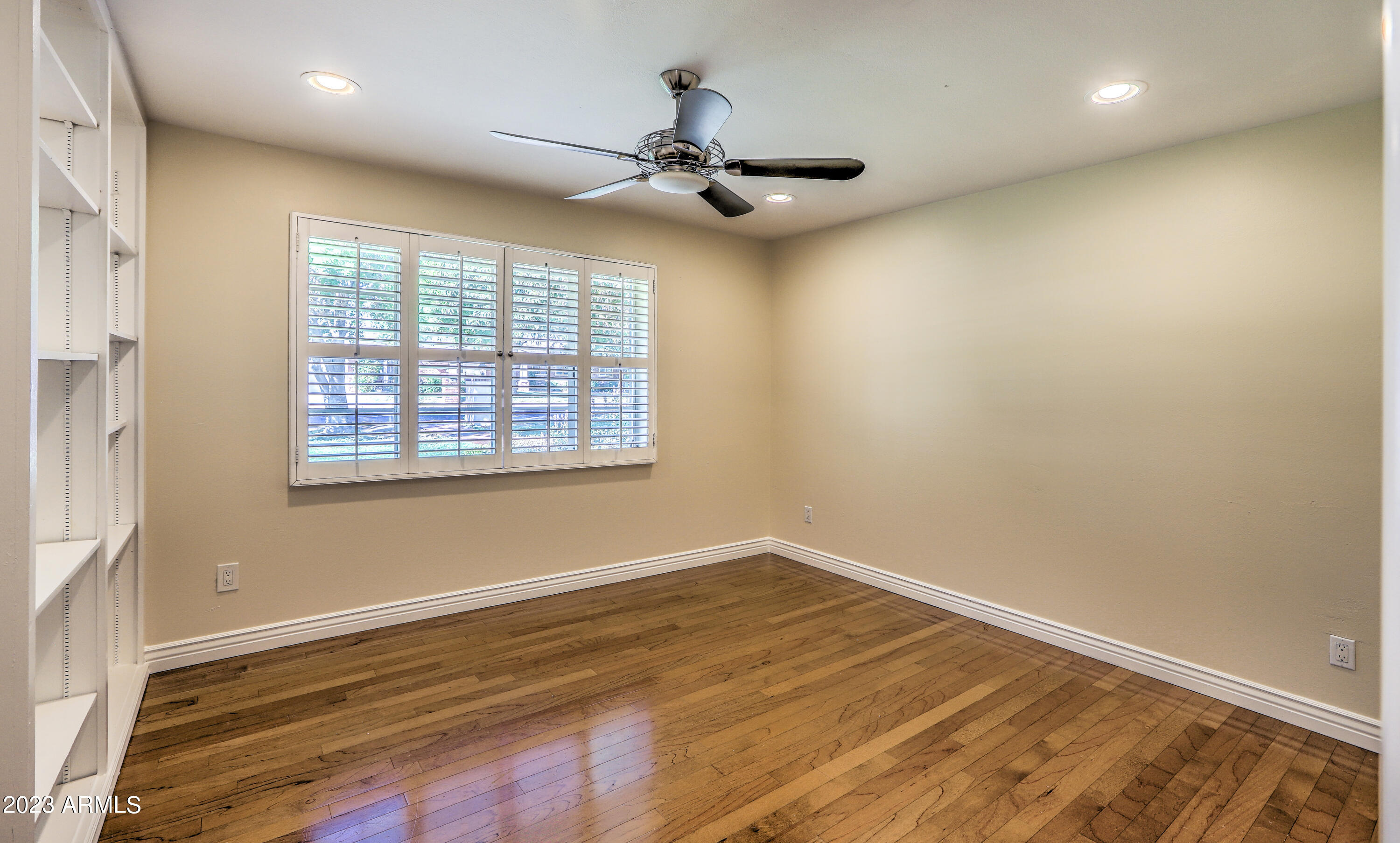 201 W LINGER Lane