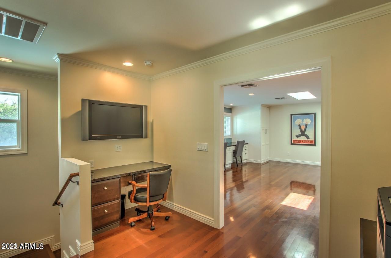201 W LINGER Lane