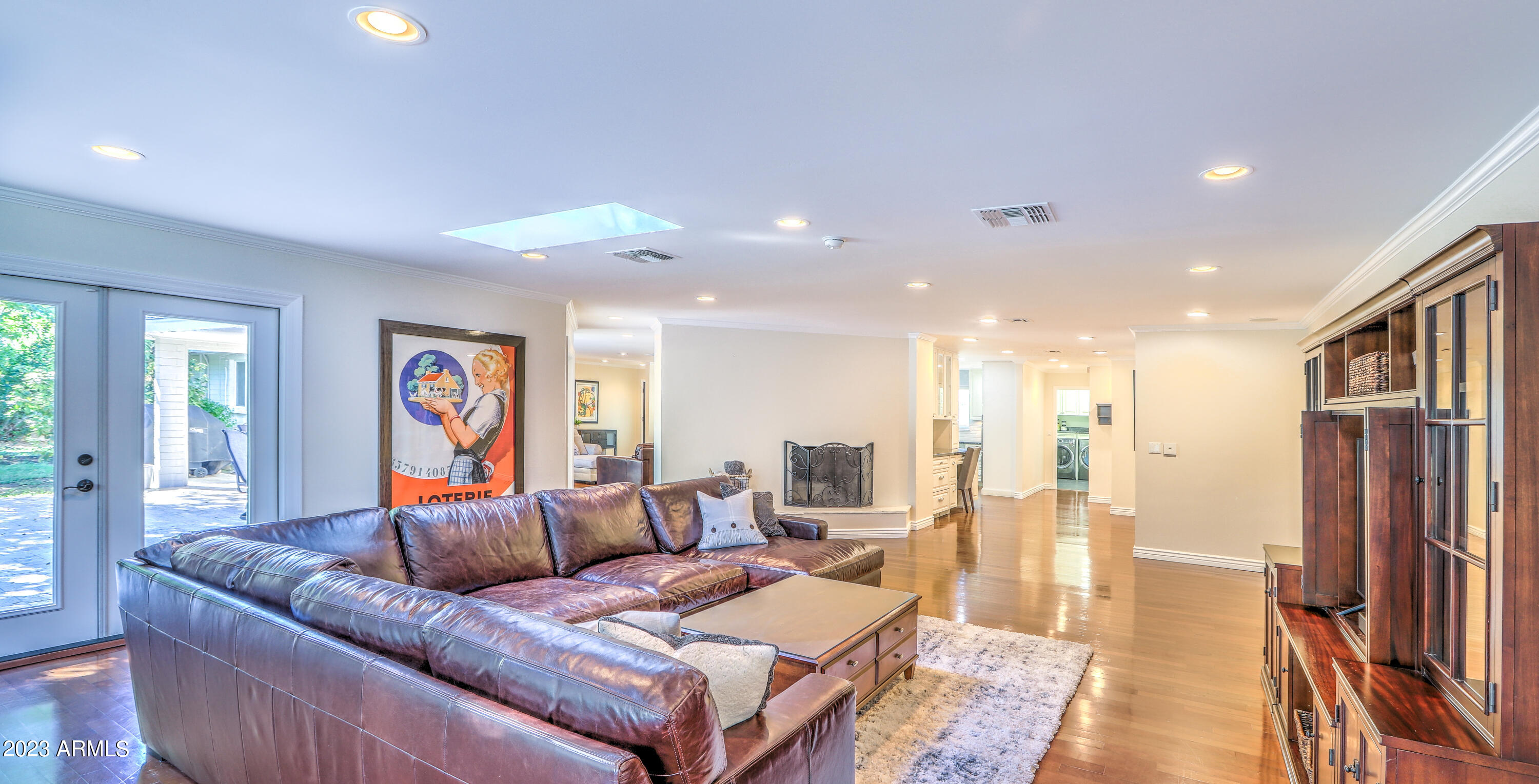 201 W LINGER Lane