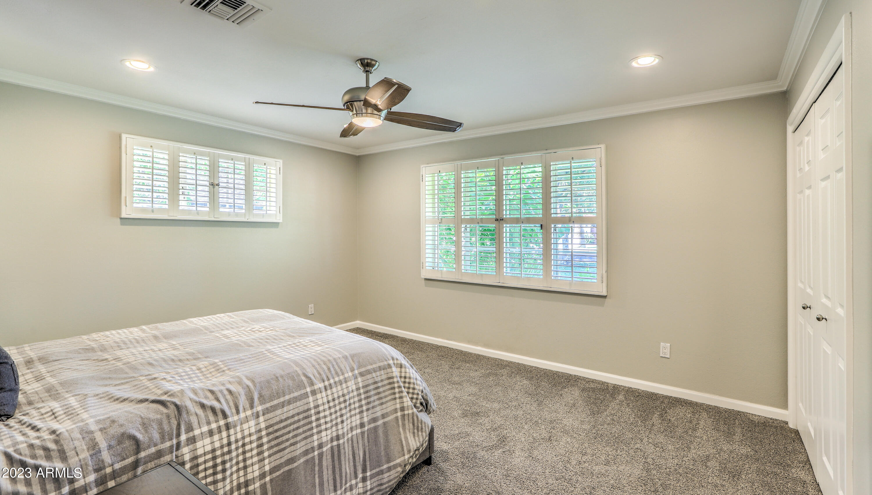 201 W LINGER Lane
