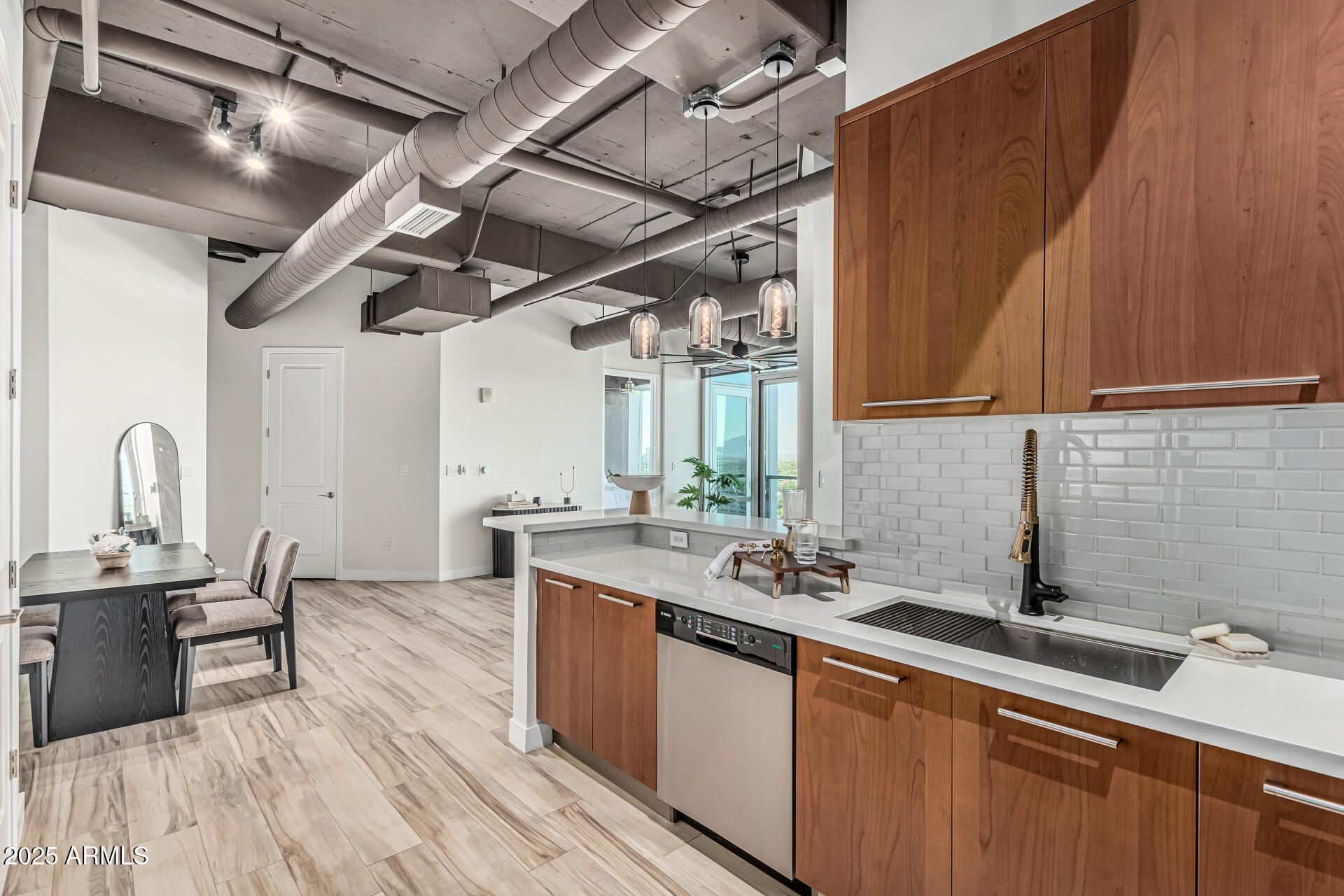 1 E LEXINGTON Avenue, 1402