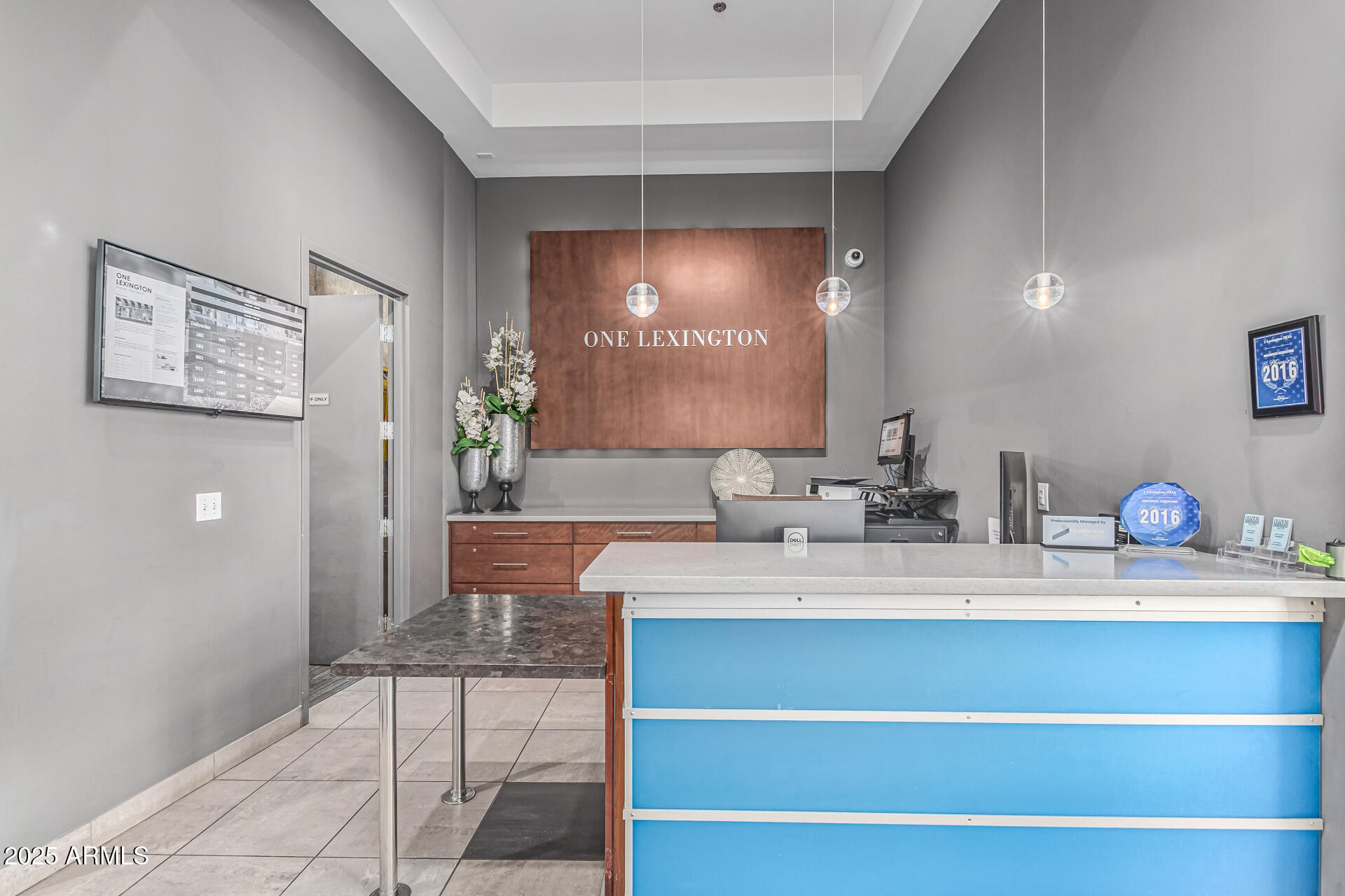 1 E LEXINGTON Avenue, 1402