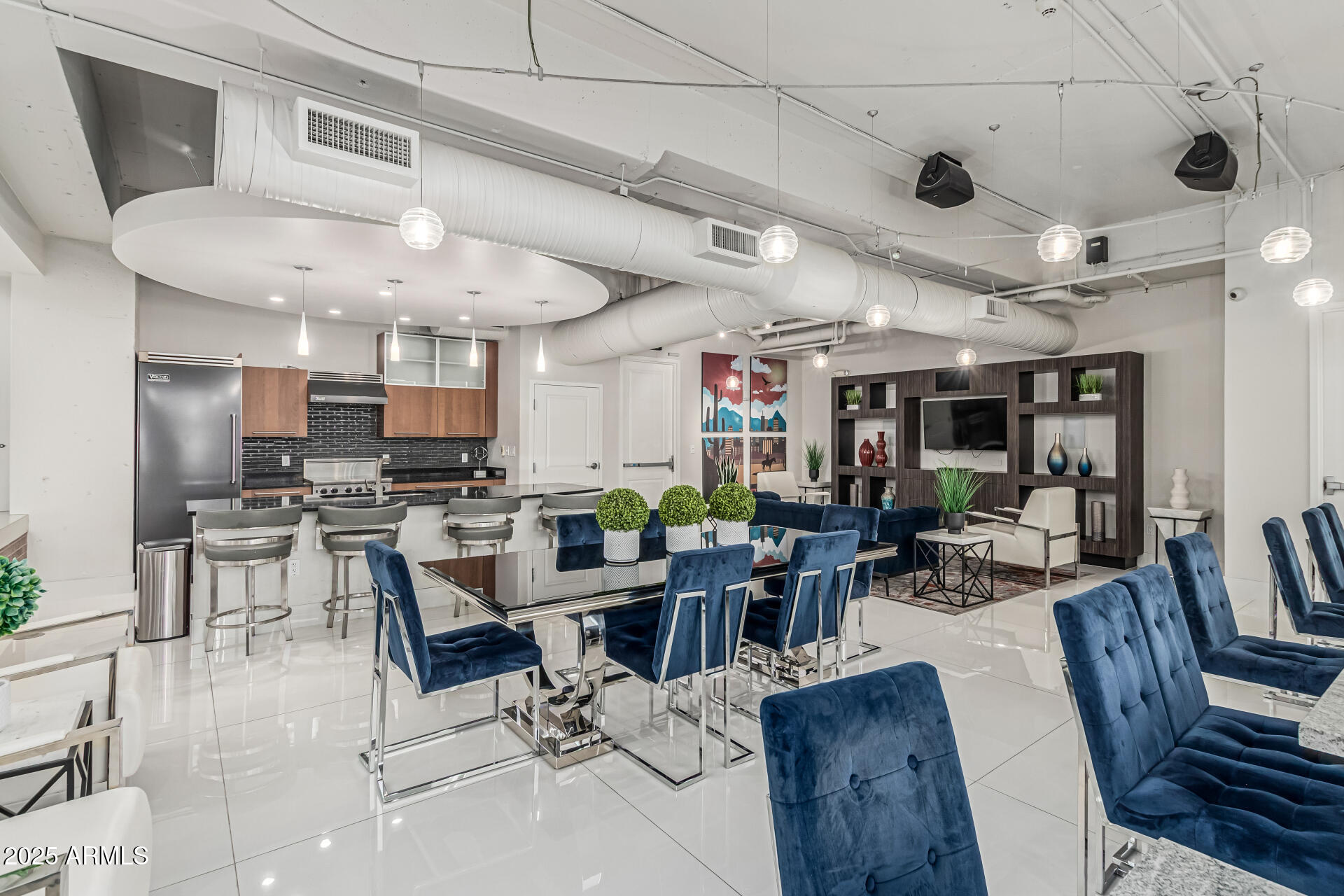 1 E LEXINGTON Avenue, 1402