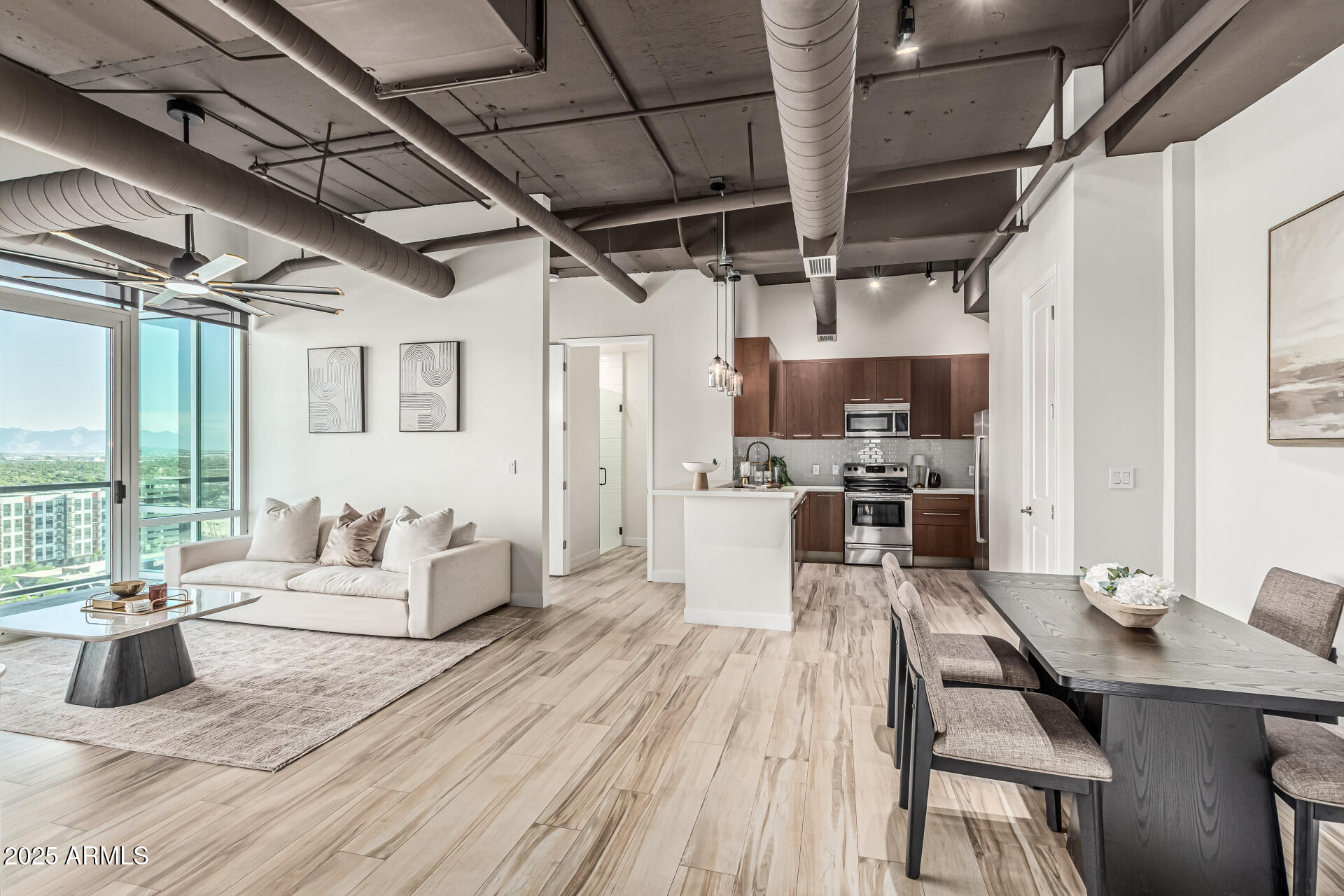 1 E LEXINGTON Avenue, 1402